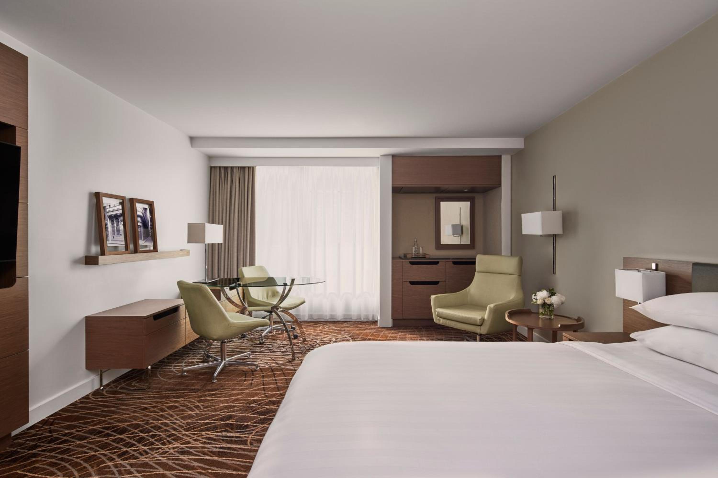 Premier, Guest room, 1 Queen - Photo 5