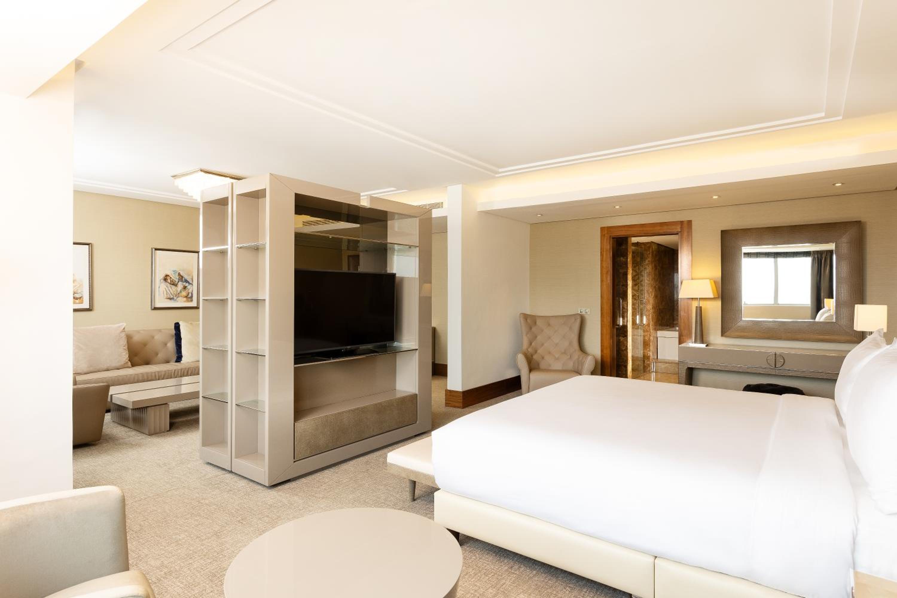 Presidential Suite - Lounge Access thumbnail 5