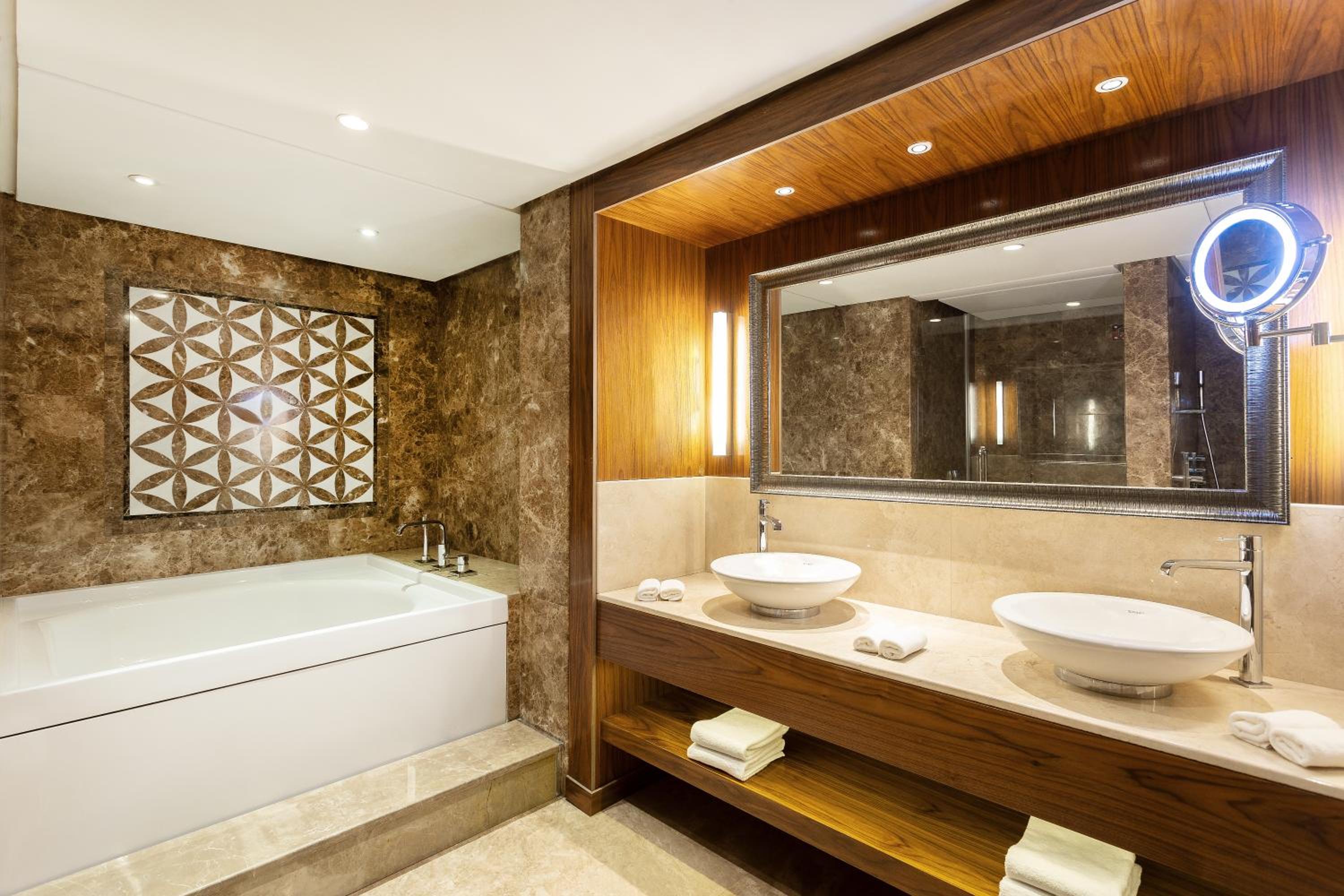 Presidential Suite - Lounge Access thumbnail 6