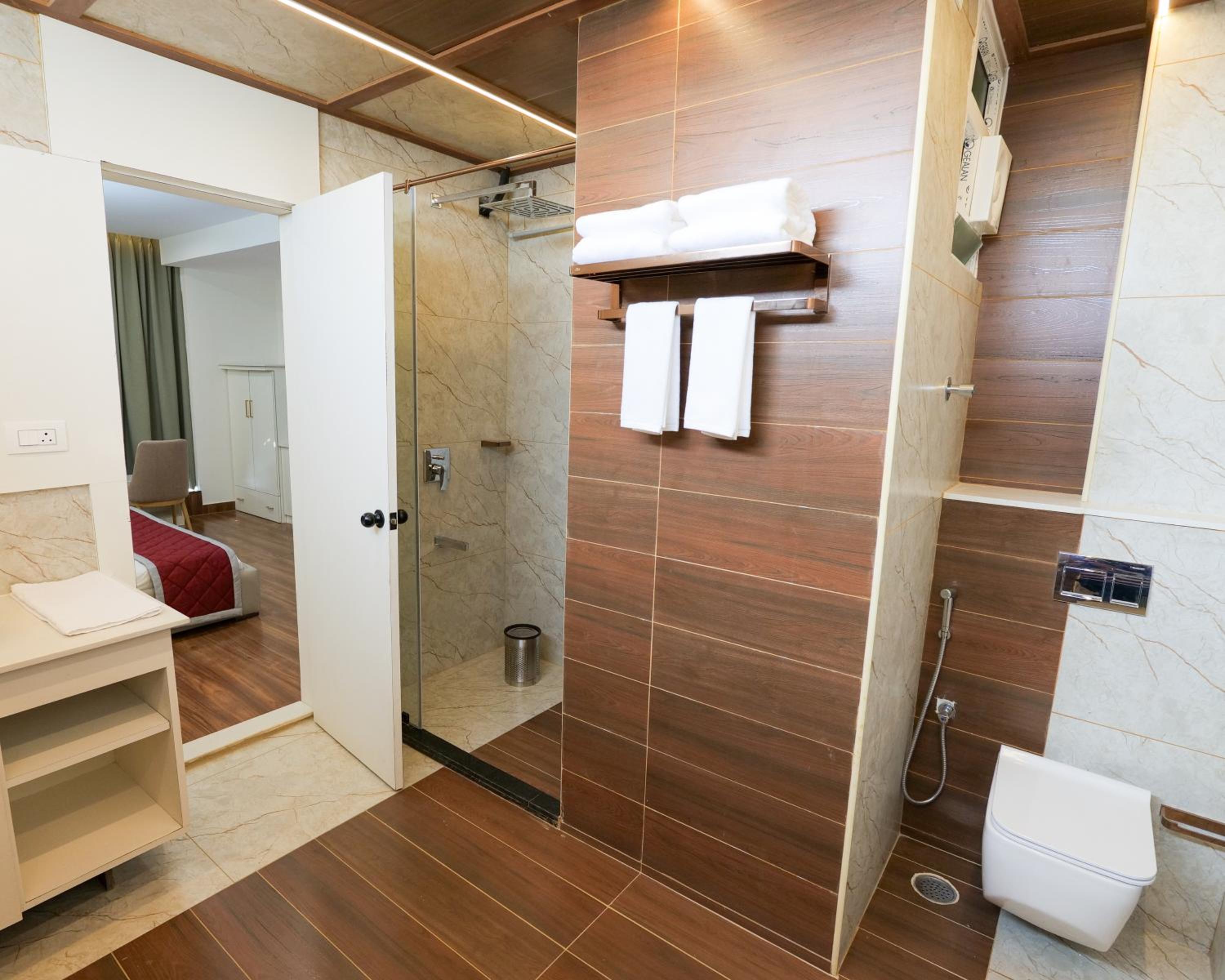 Signature Suite King Bed Room - Photo 14