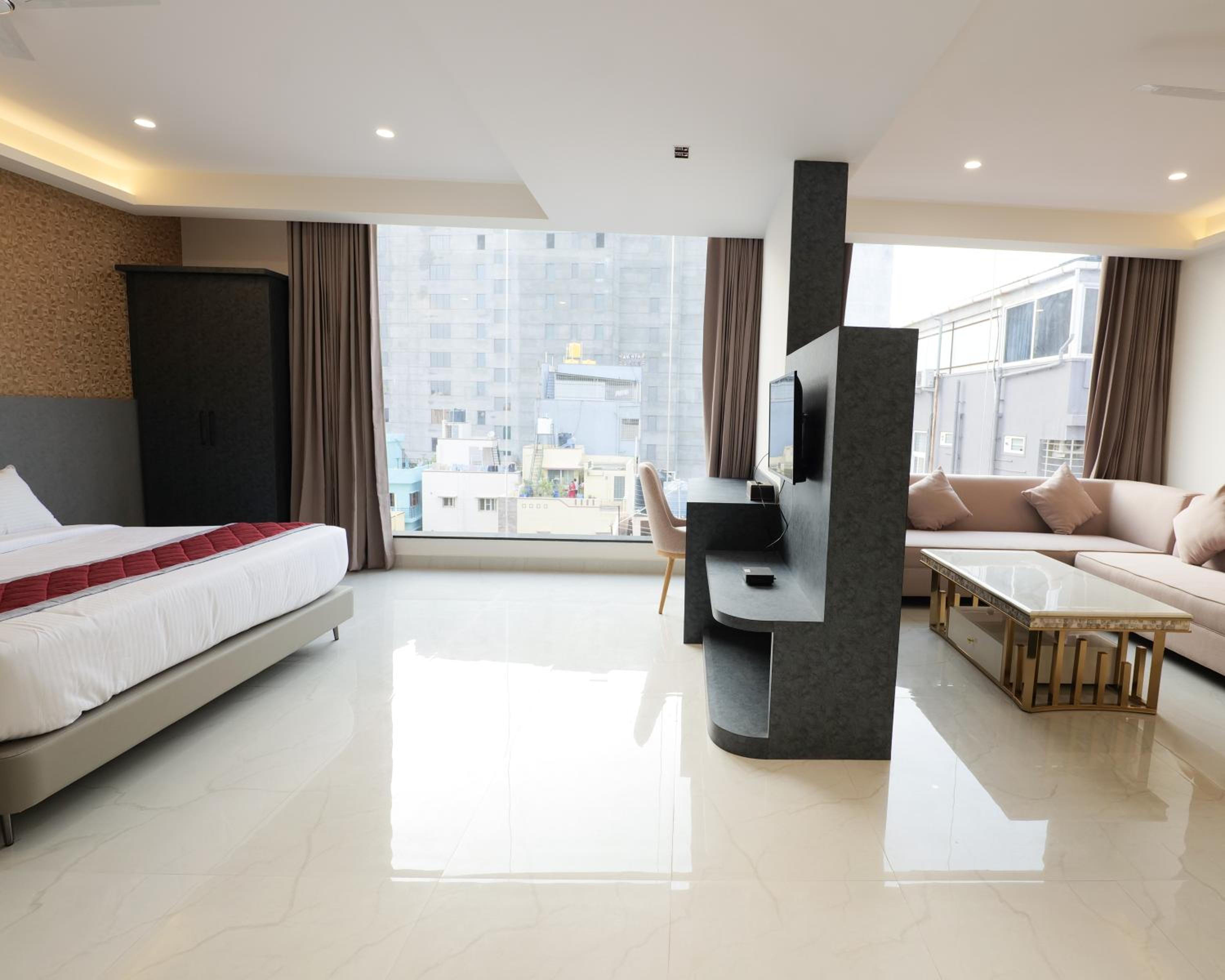 Signature Suite King Bed Room - Photo 15