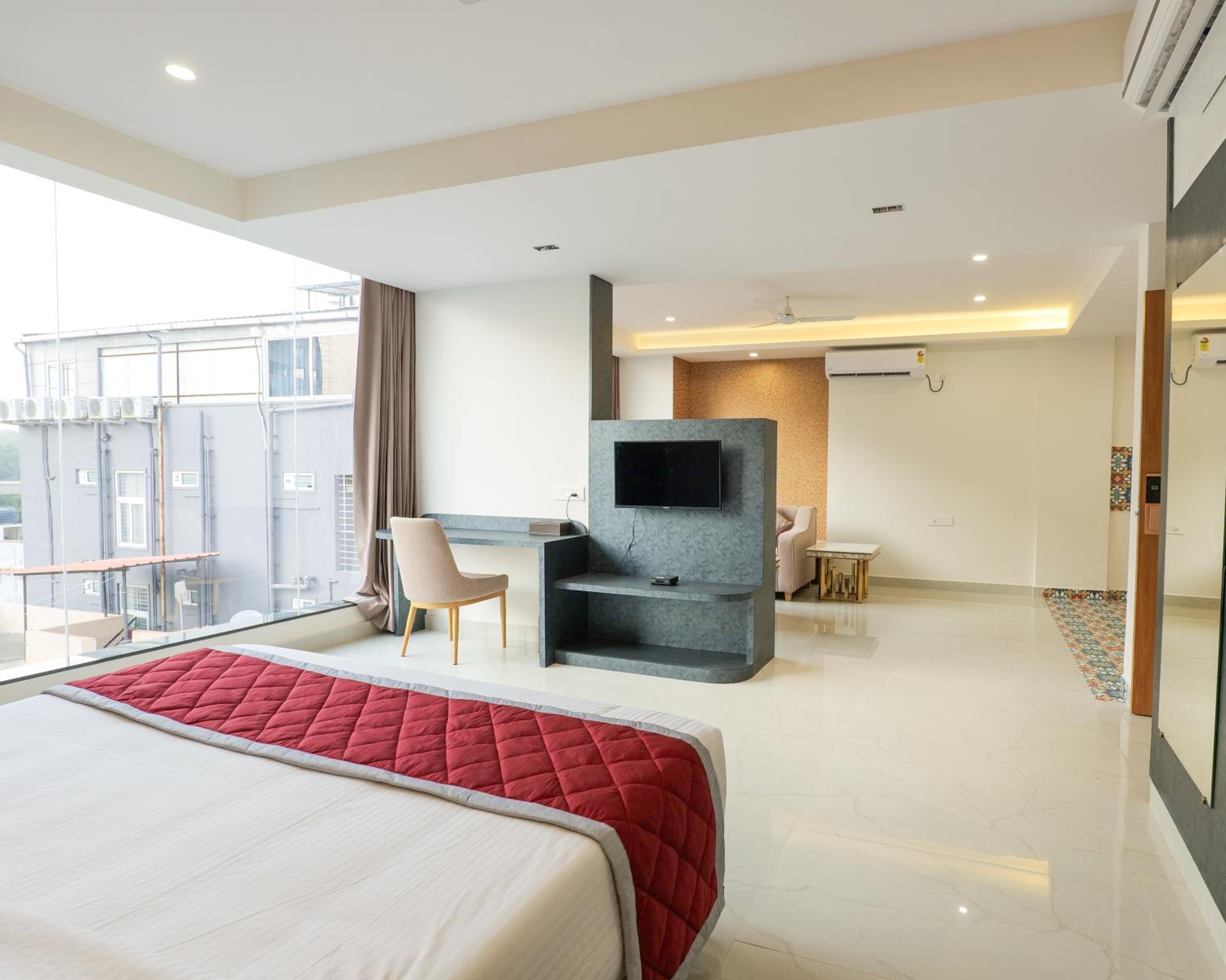 Signature Suite King Bed Room - Photo 17