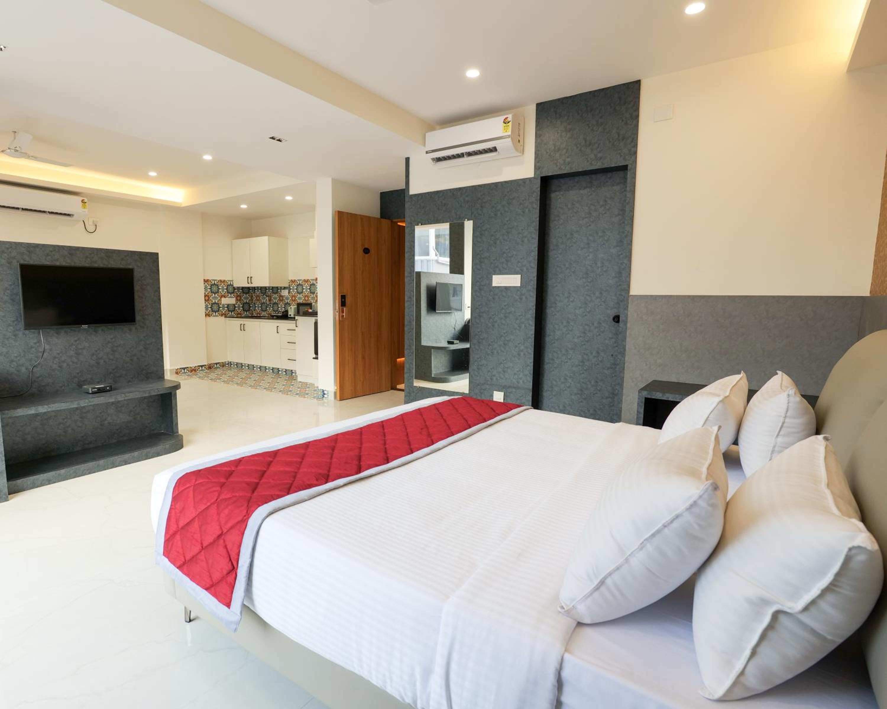 Signature Suite King Bed Room - Photo 2