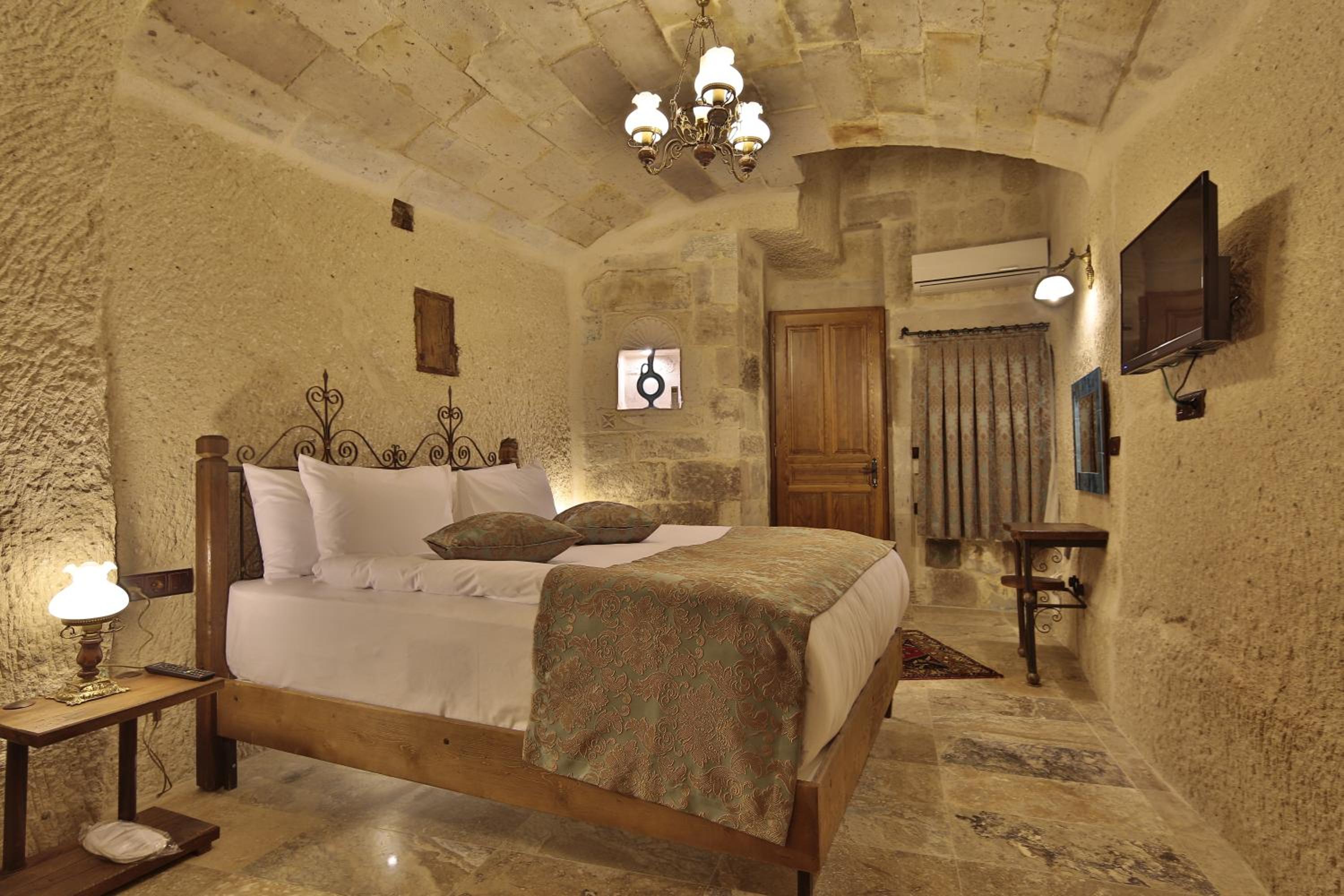 Deluxe Cave Double Room with Bath - Photo 8