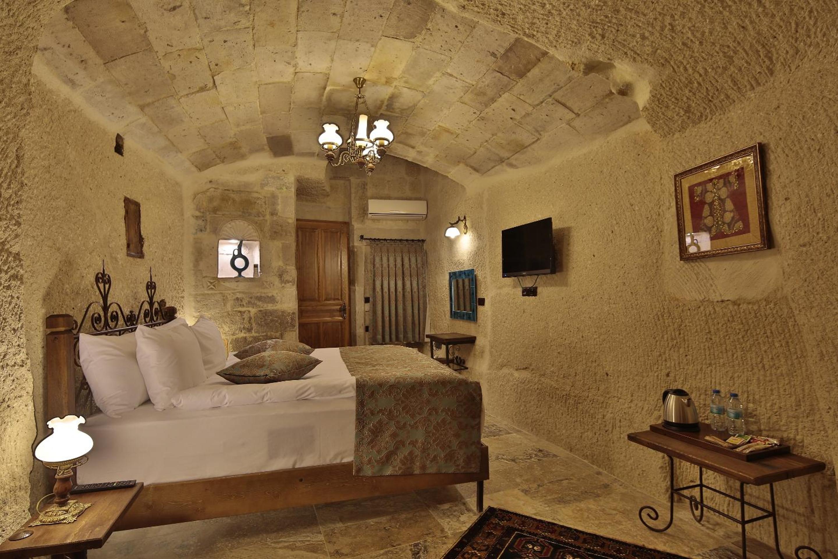 Deluxe Cave Double Room with Bath - Photo 6