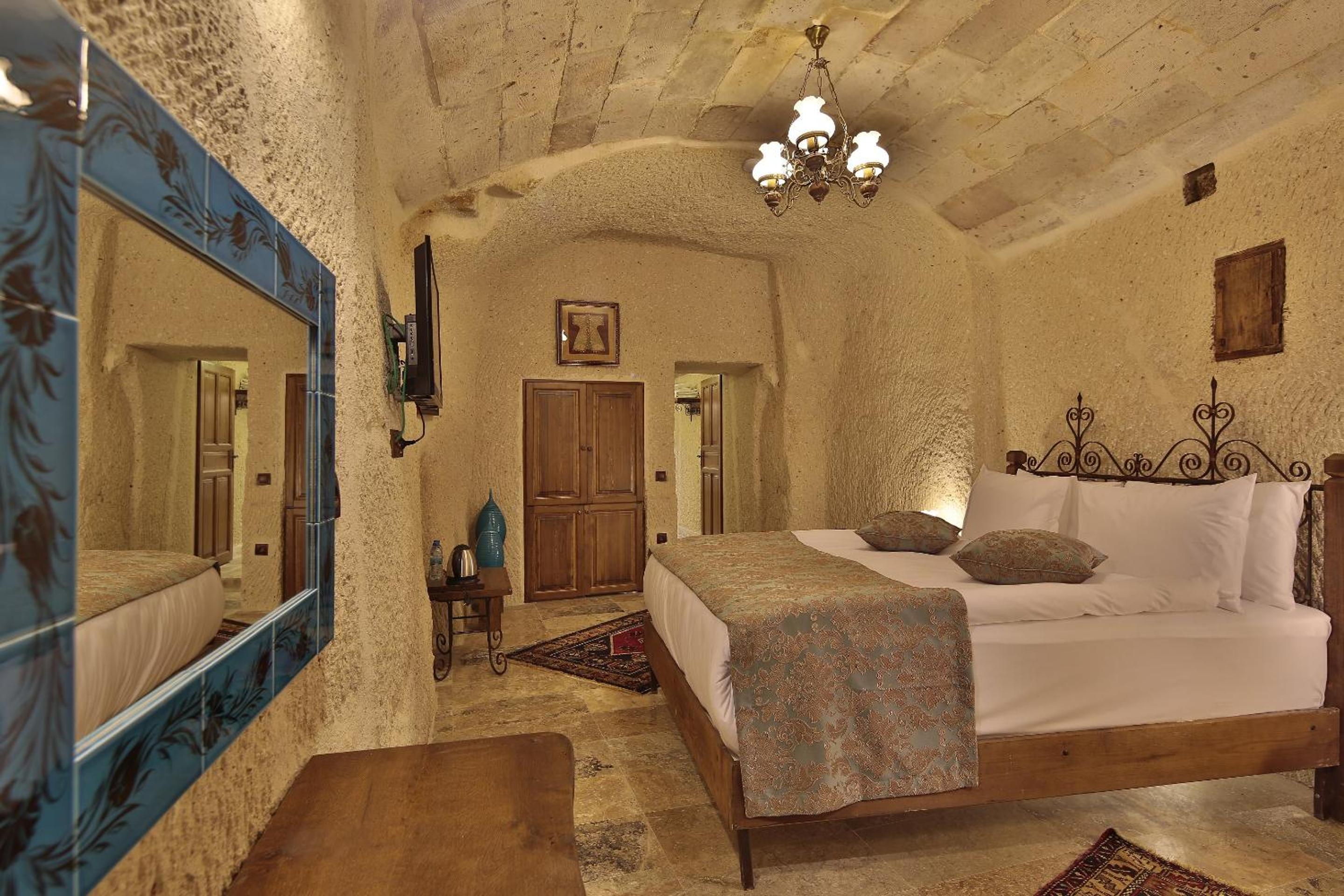 Deluxe Cave Double Room with Bath - Photo 10