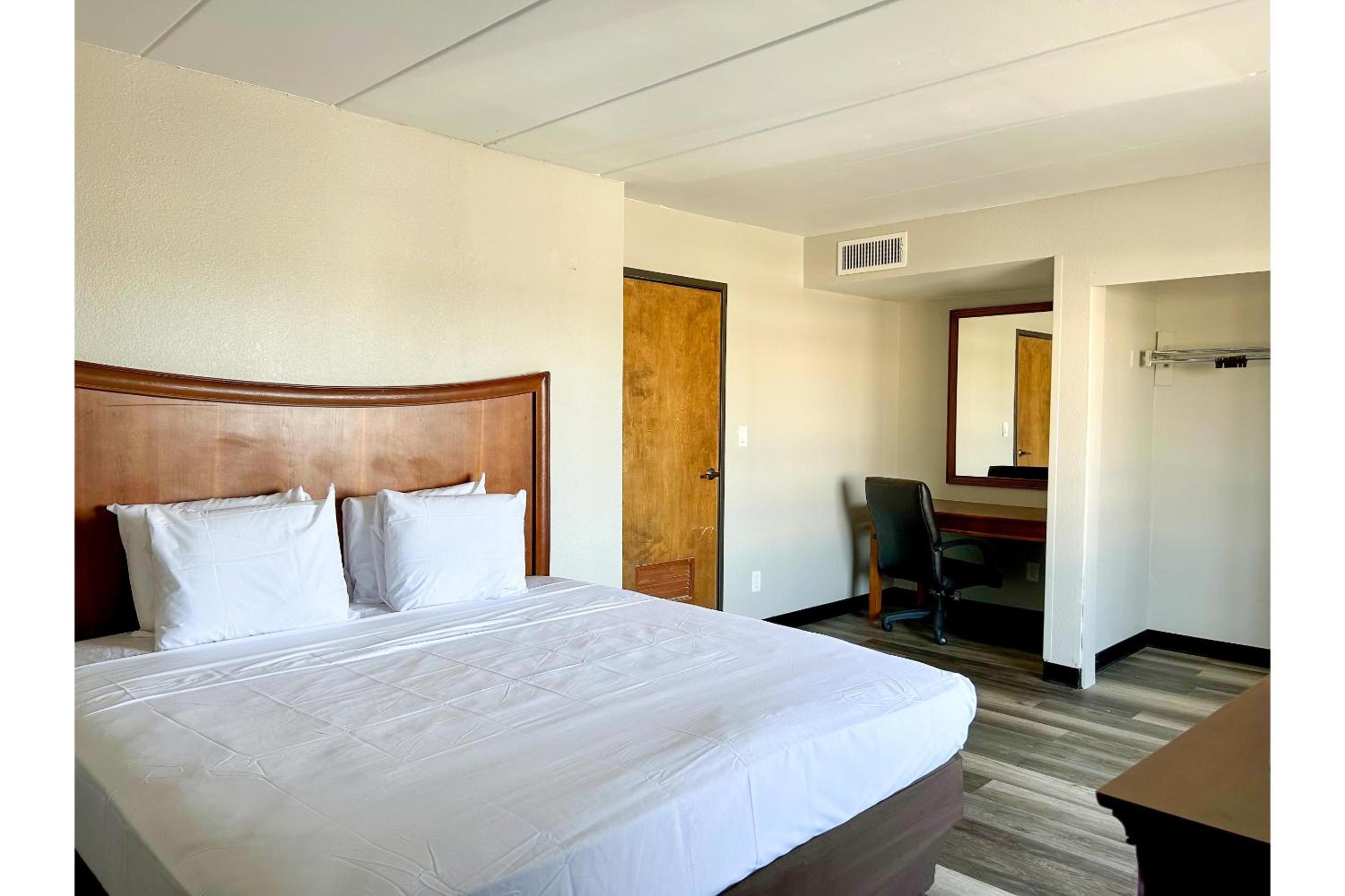 Executive Suite with Kitchenette - Photo 1