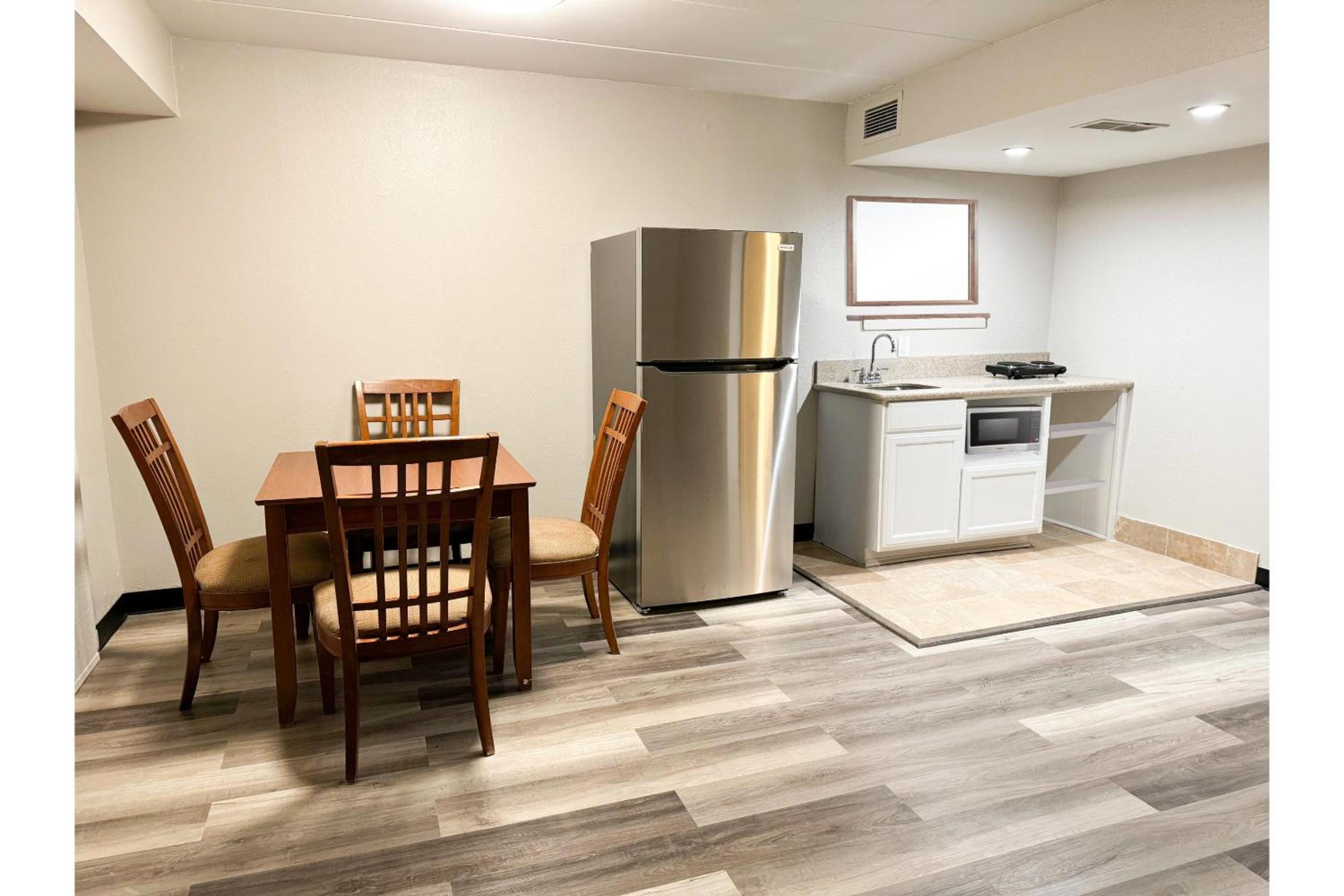 Executive Suite with Kitchenette - Photo 4
