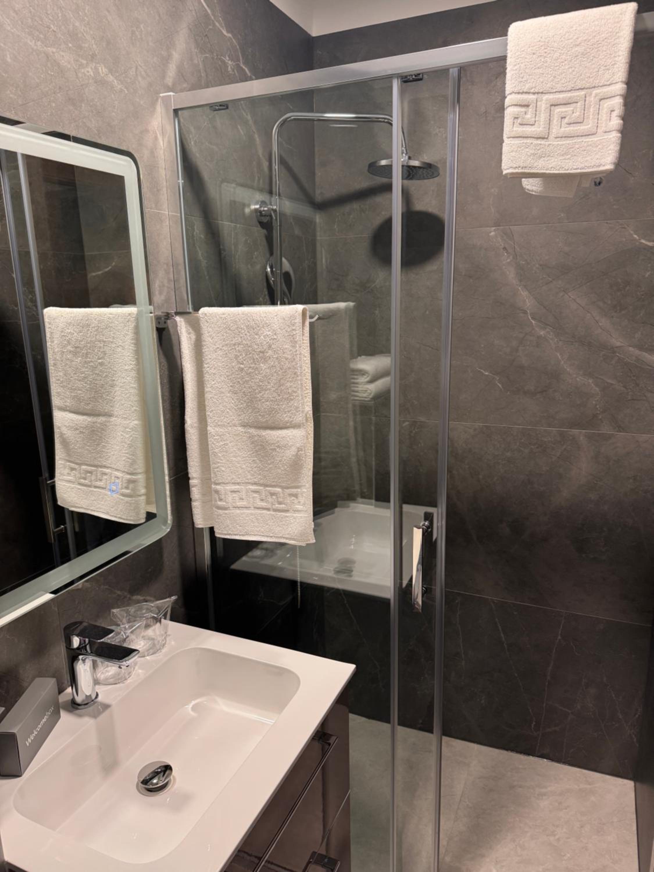 Deluxe Double Room with Bath photo 2