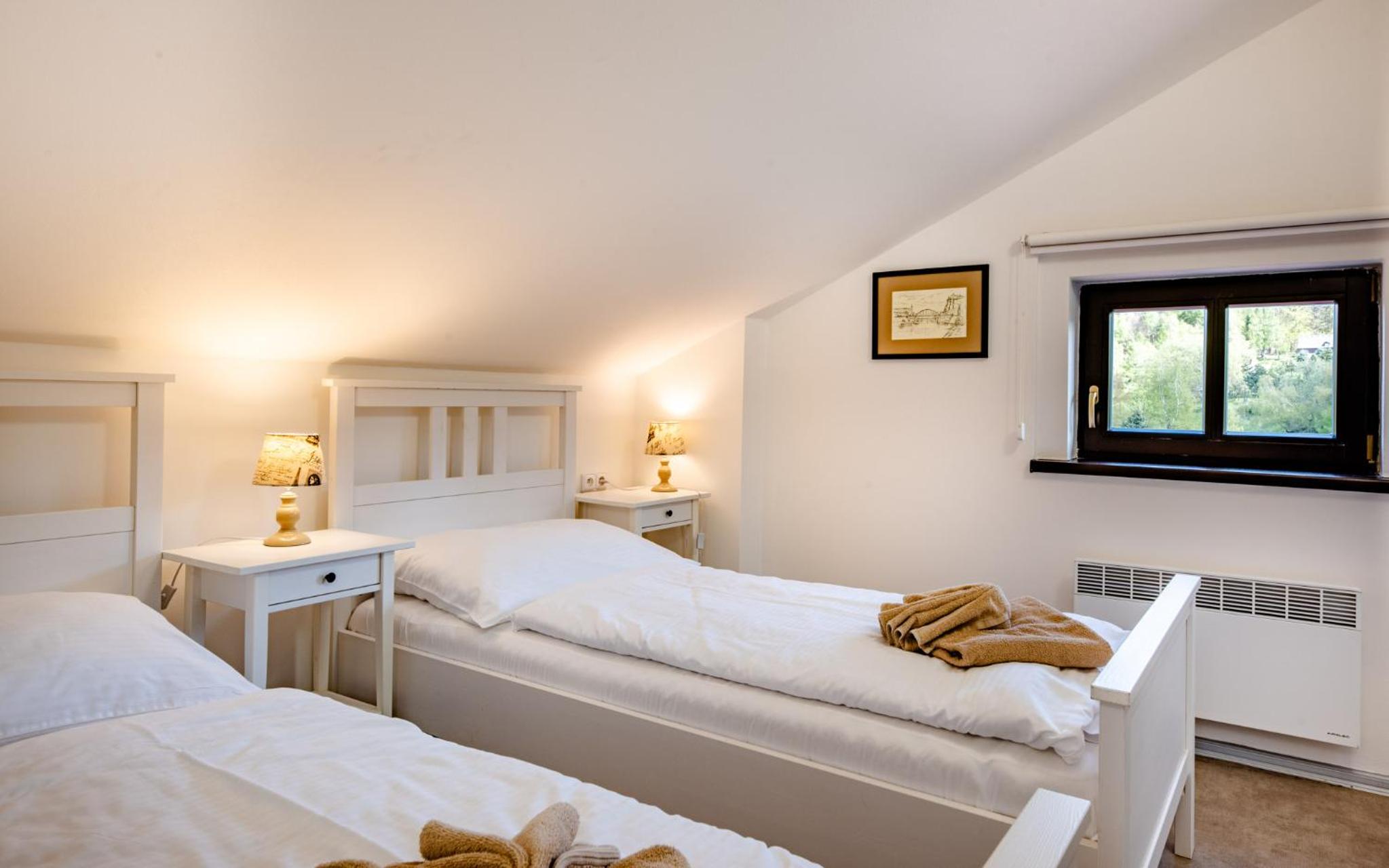 Economy Twin Room - Photo 3