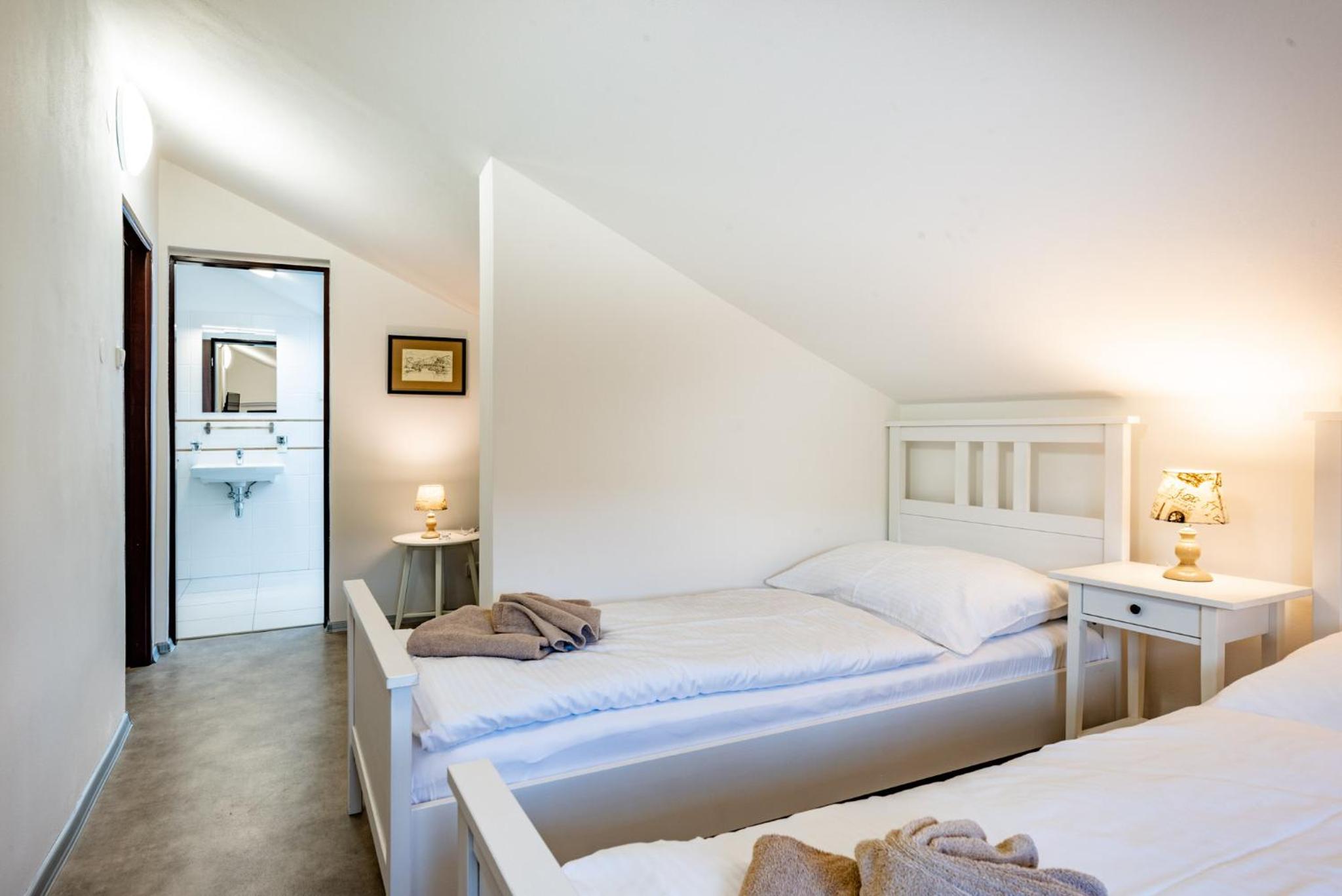 Economy Twin Room - Photo 2