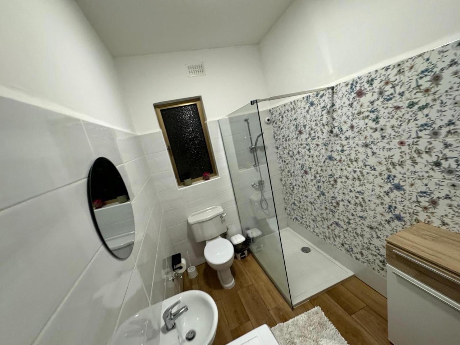 Three-Bedroom Apartment photo 2