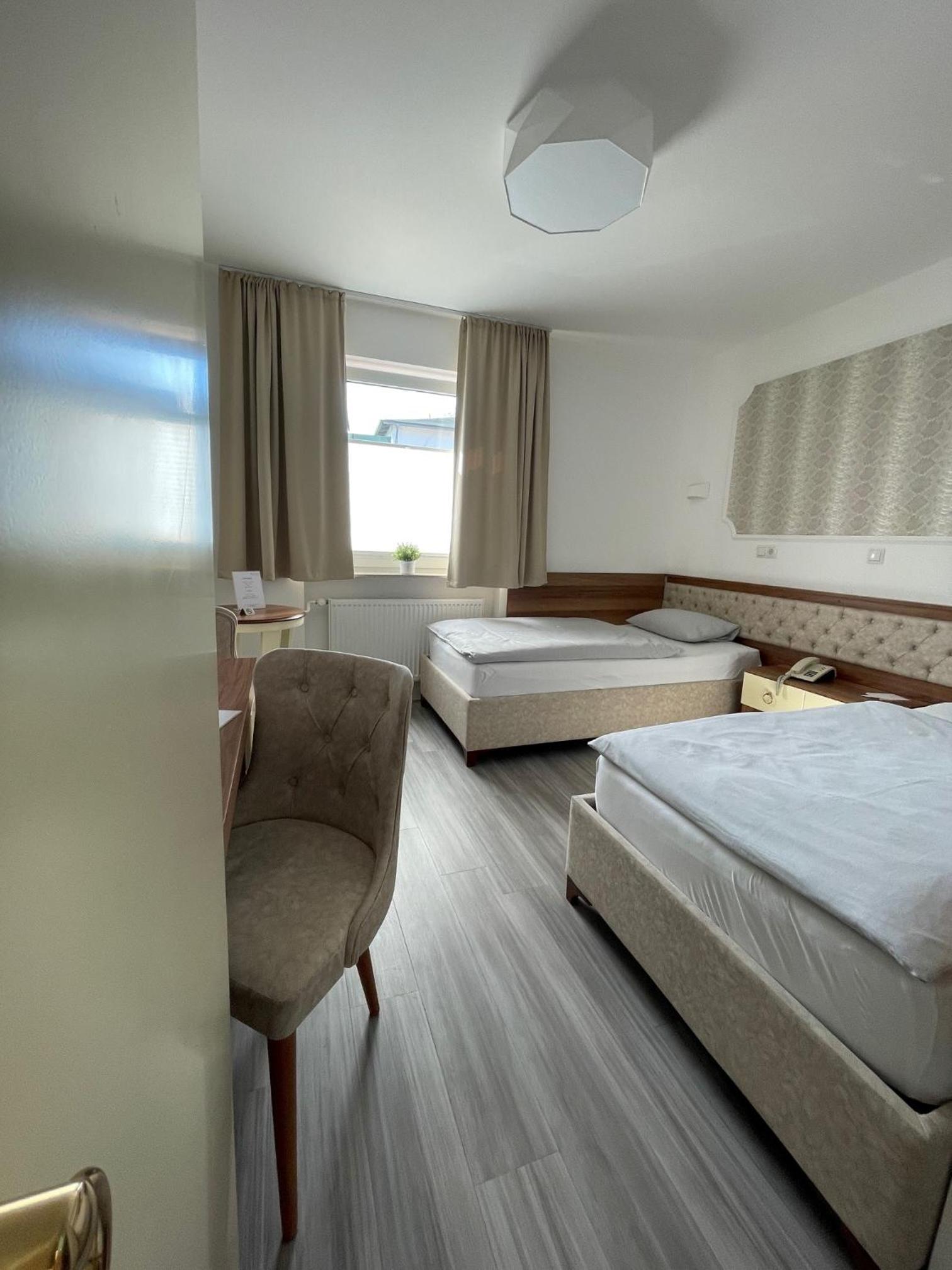 Budget Double Room photo 3