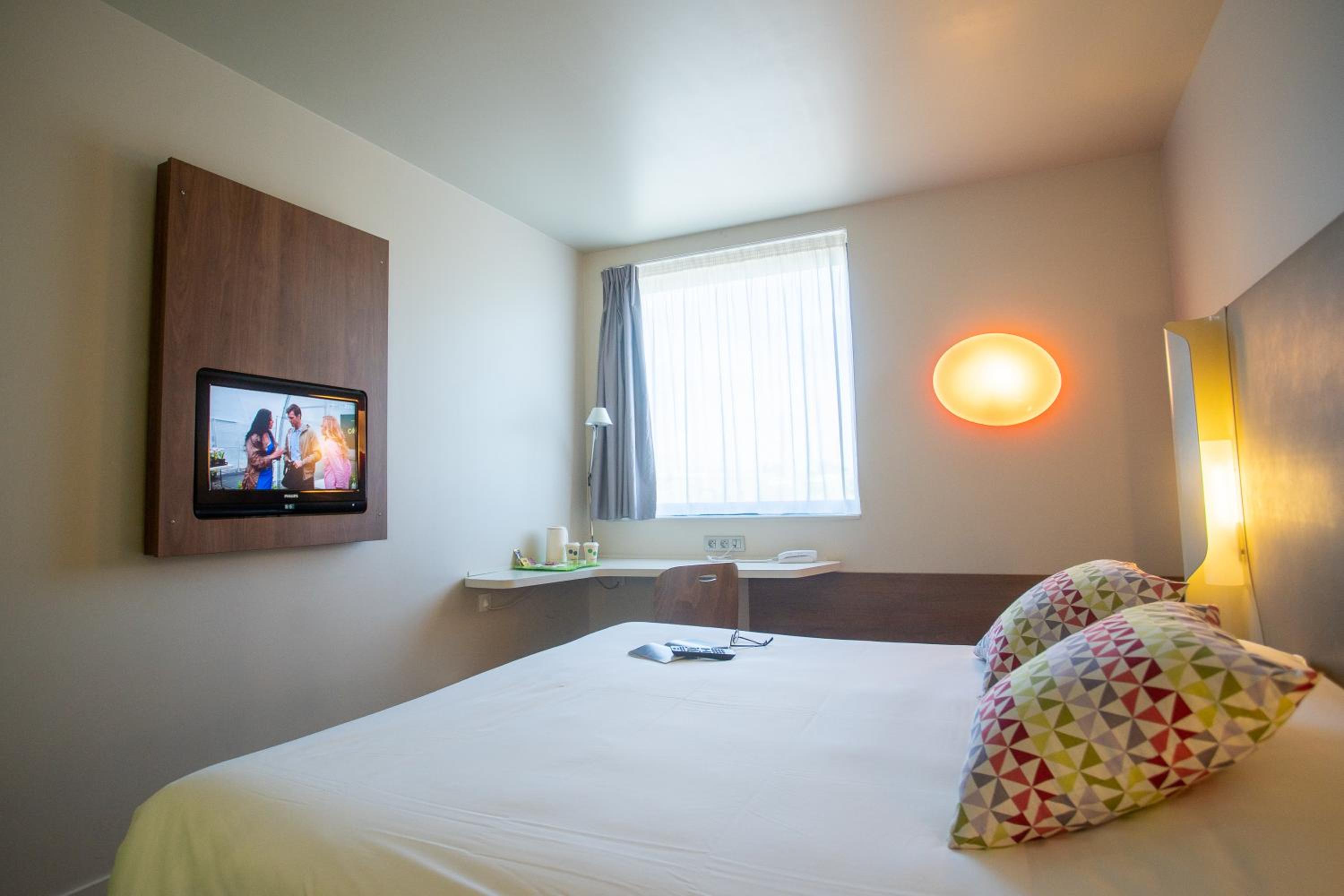Standard Queen Room with Three Single Beds