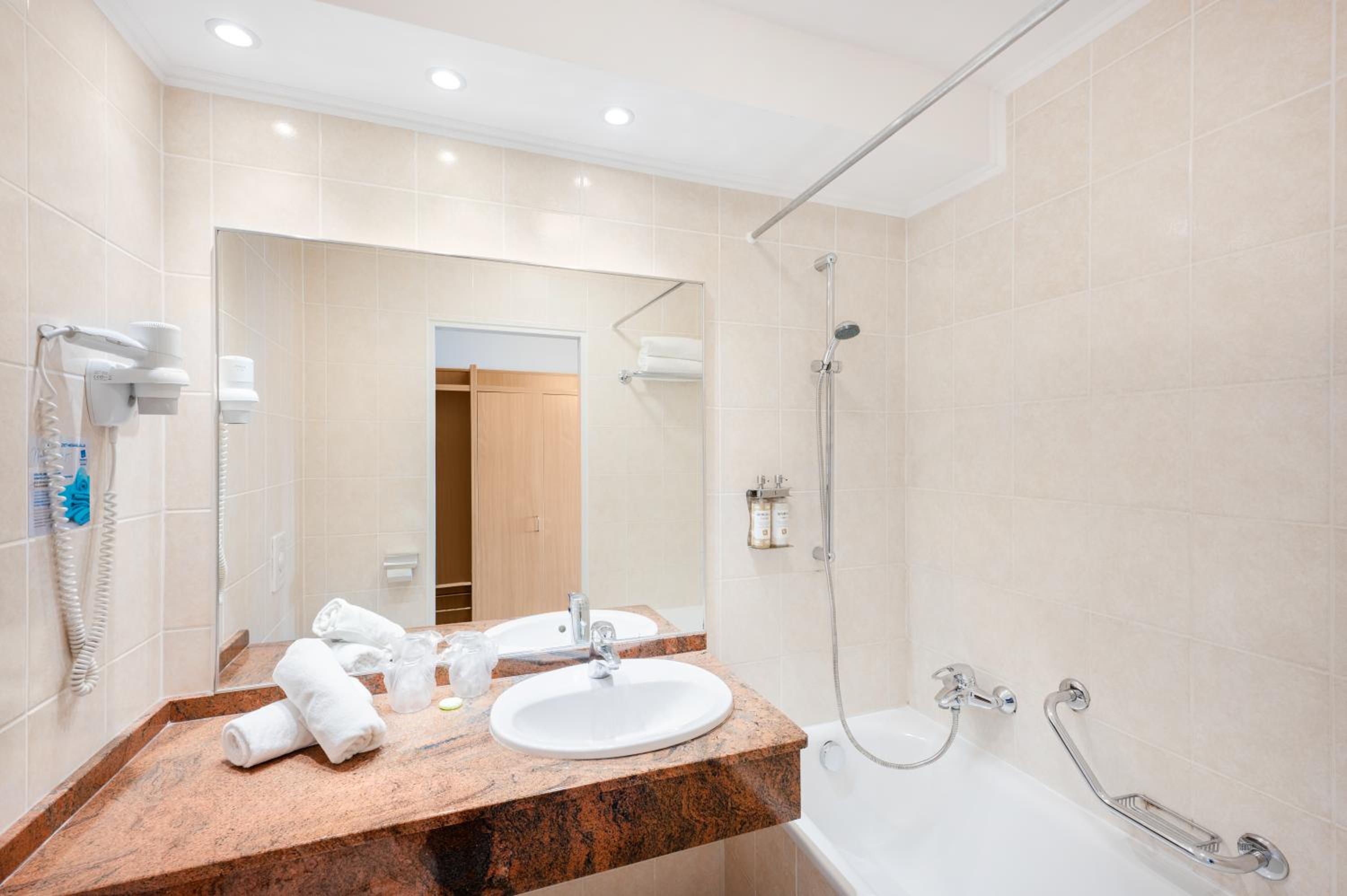 Superior Double Or Twin Room With Extra Bed photo 3