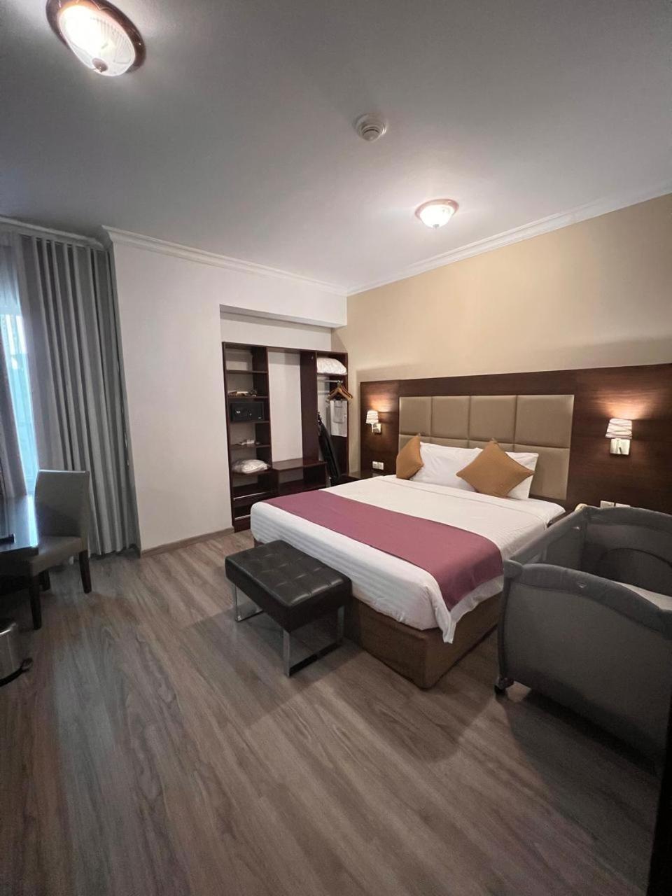 Executive King Room with Livingroom photo 3