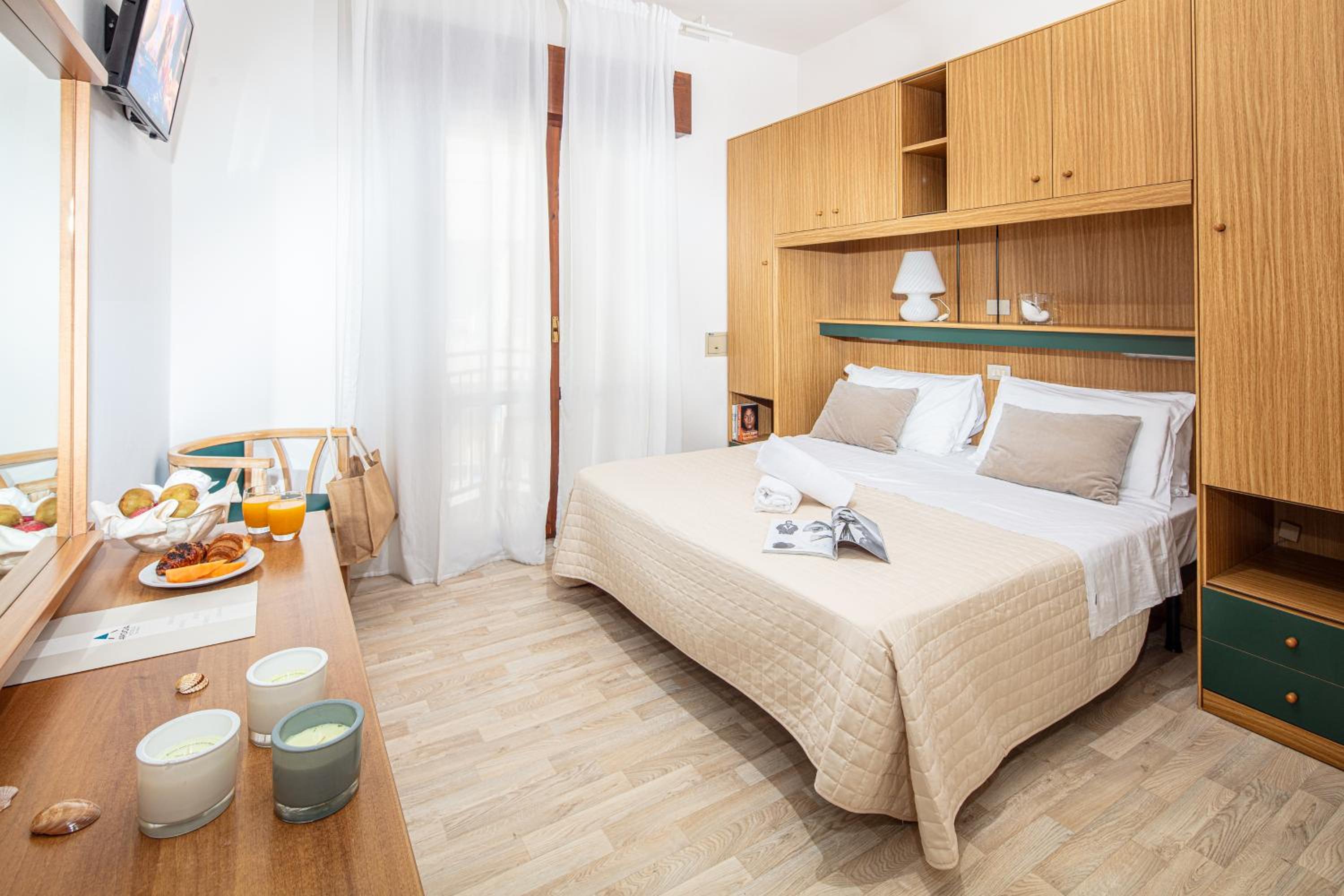 Standard Double Room with Side Sea View - Photo 7