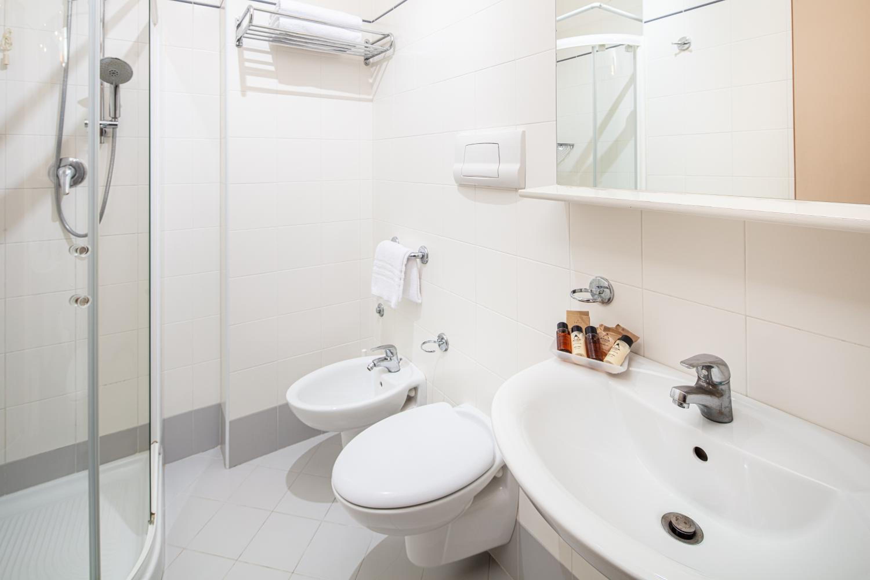 Standard Double Room with Side Sea View - Photo 5