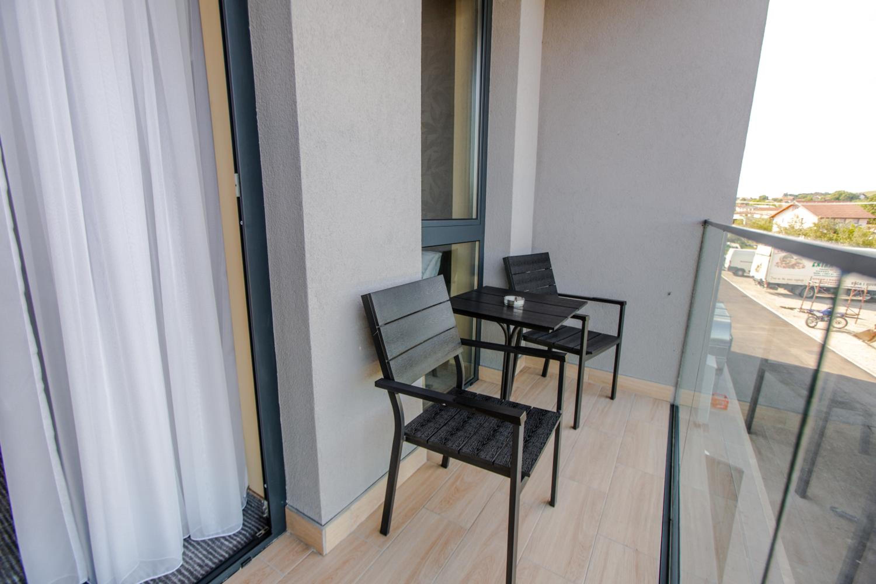 Double Room with Balcony (2 Adults + 1 Child) - Photo 3