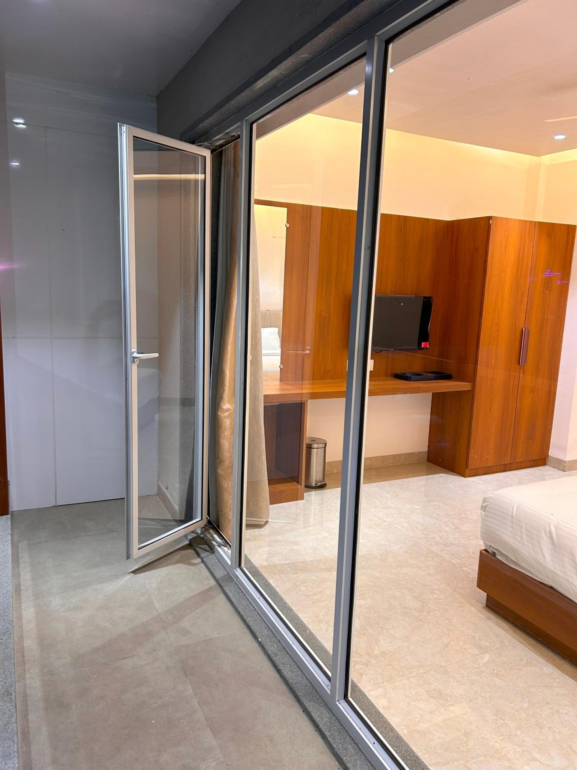 Deluxe Double Room with Balcony photo 2