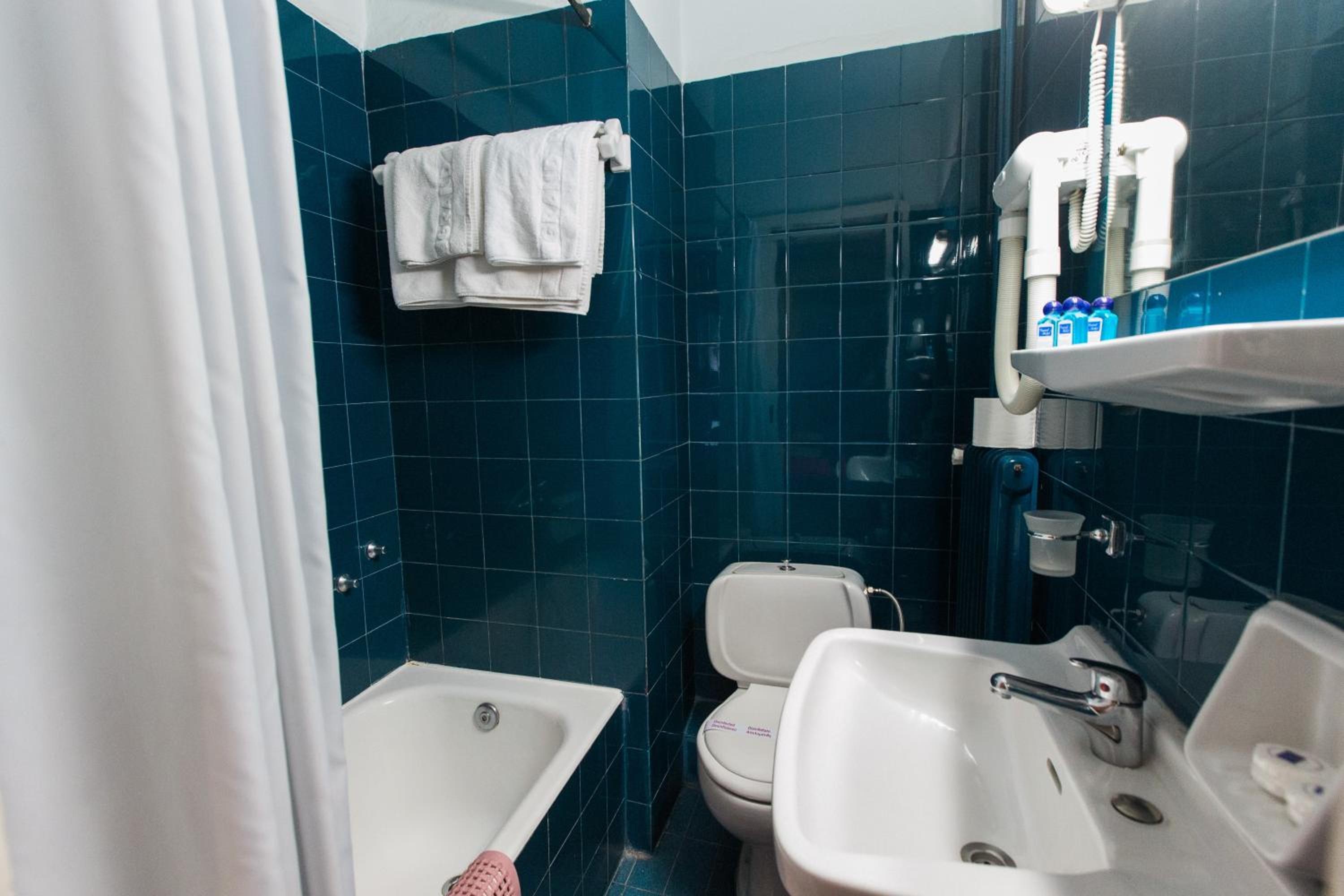Standard Twin Room - Photo 7