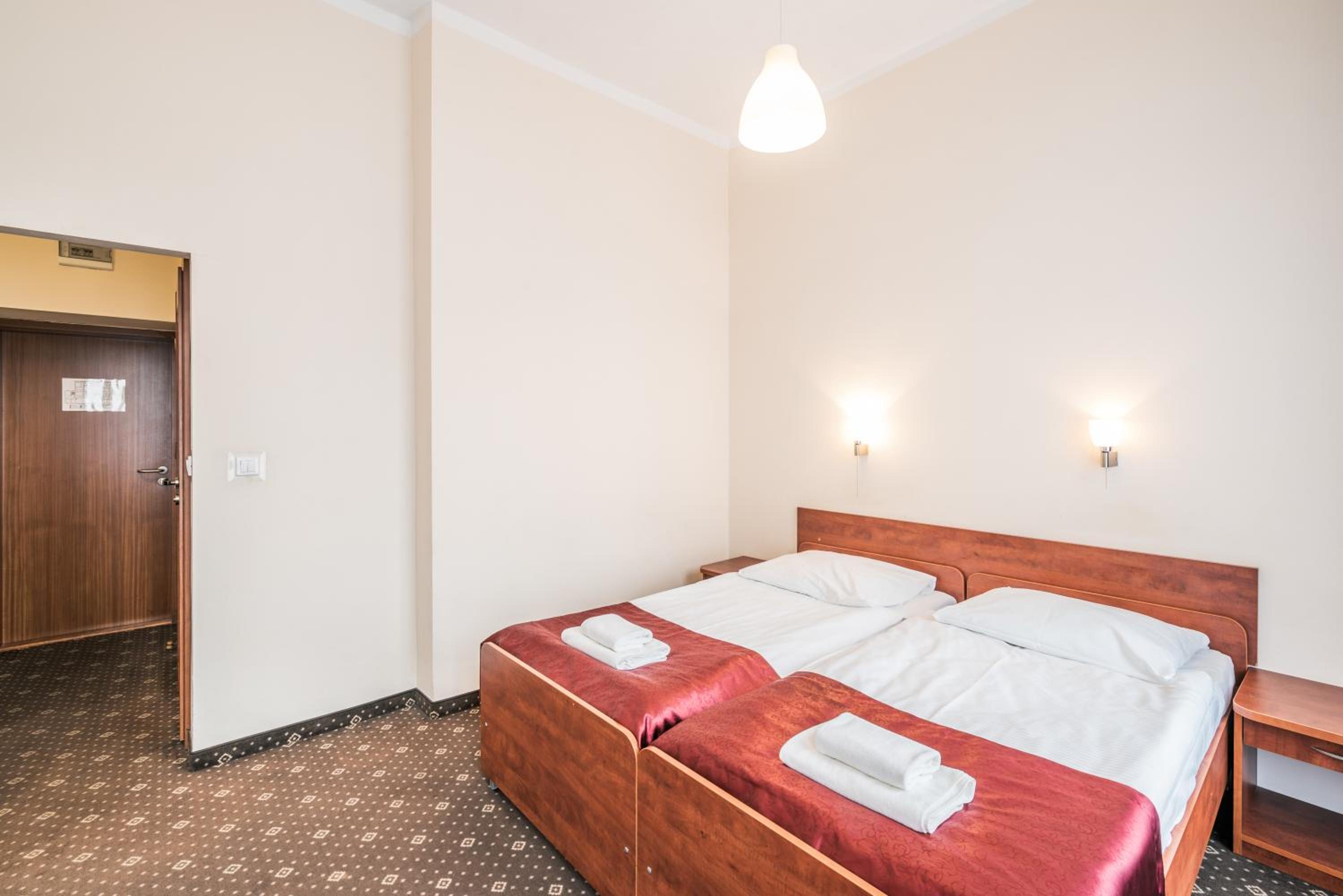 Economy Twin Room - Photo 4