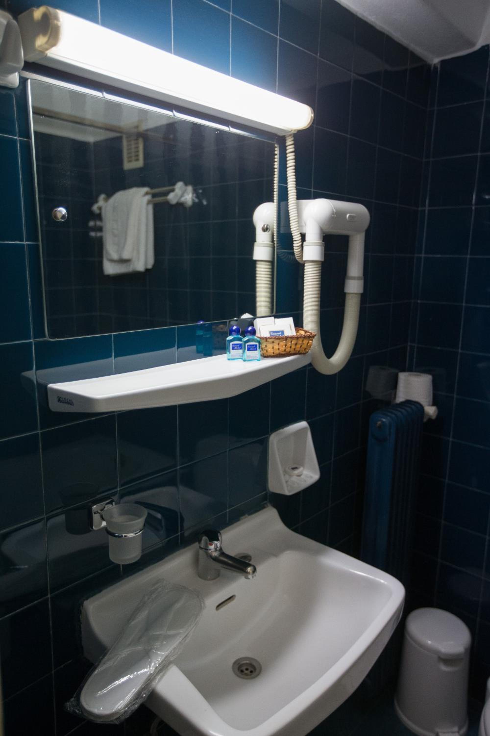 Standard Double or Twin Room with Balcony - Photo 8