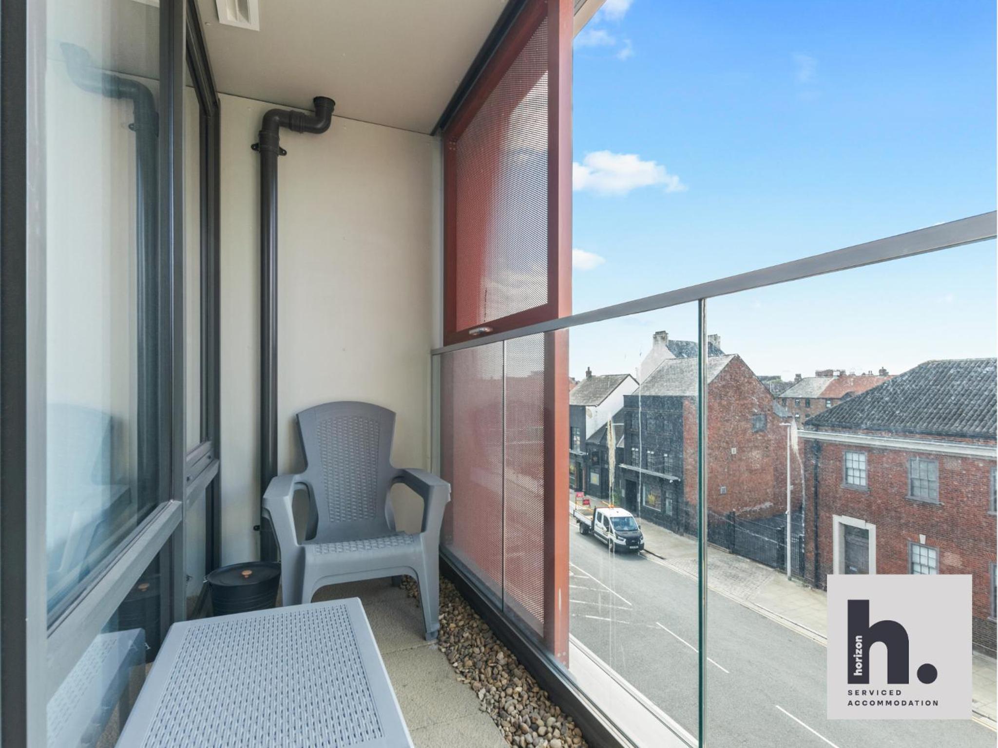 One-Bedroom Apartment with Balcony and City View photo 1