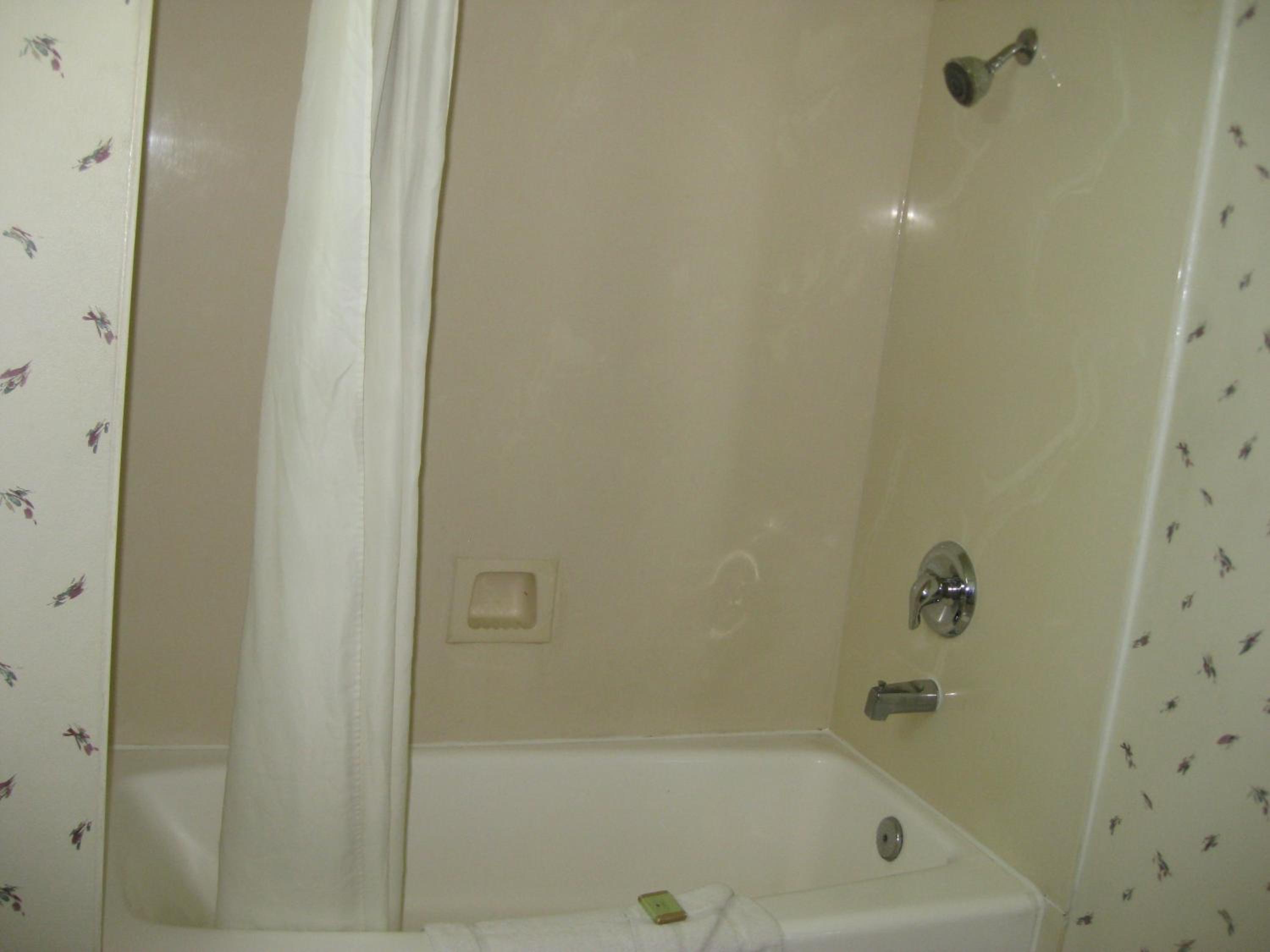 Queen Room With Two Queen Beds - Non-Smoking - Photo 7