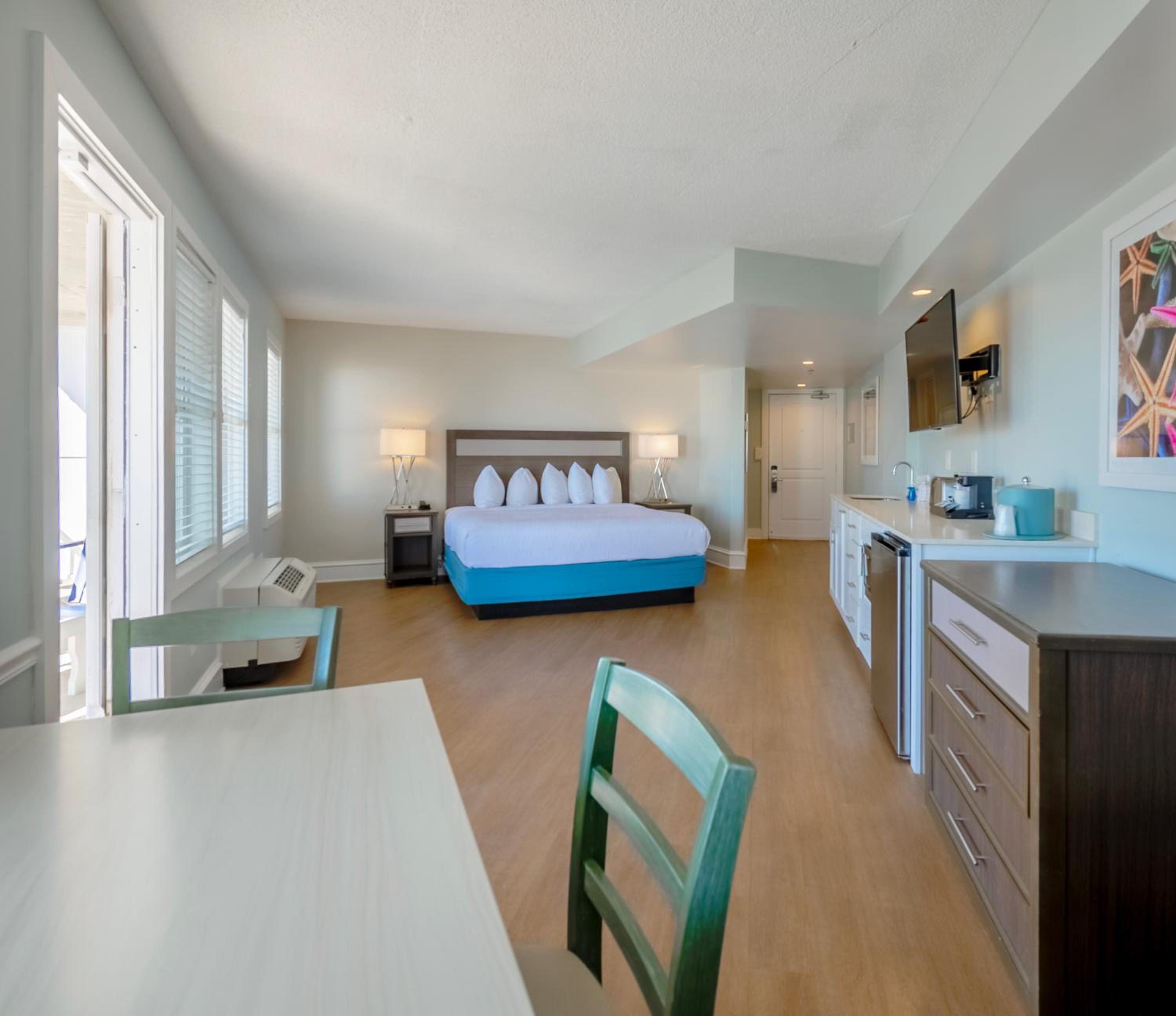 Deluxe King Suite photo 2