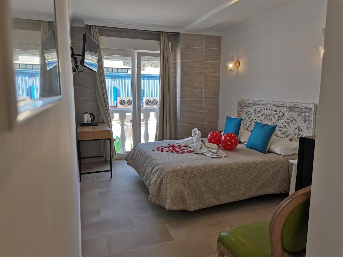 Double Room - Photo 16