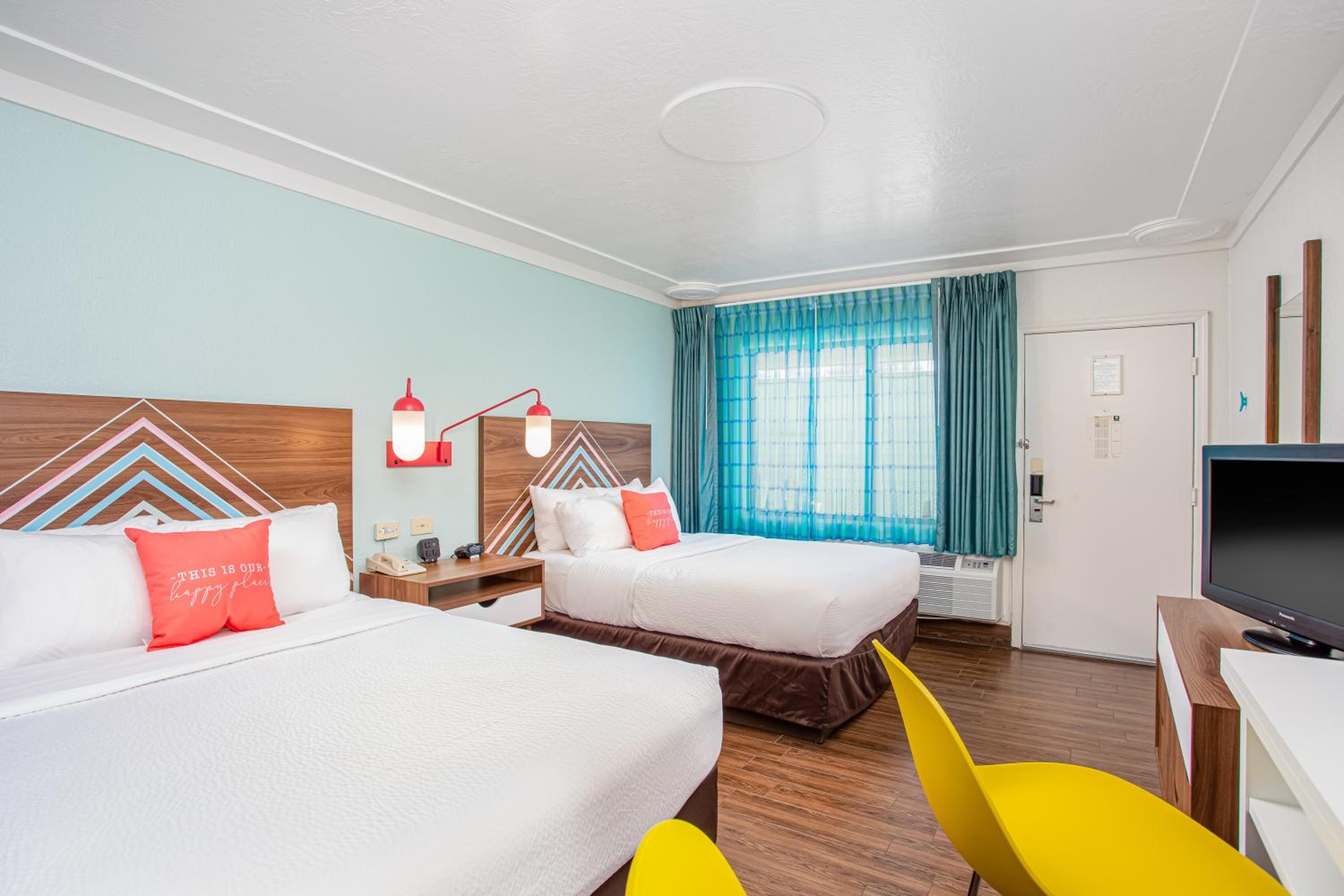 Deluxe Queen Room with Two Queen Beds Street View - Photo 5