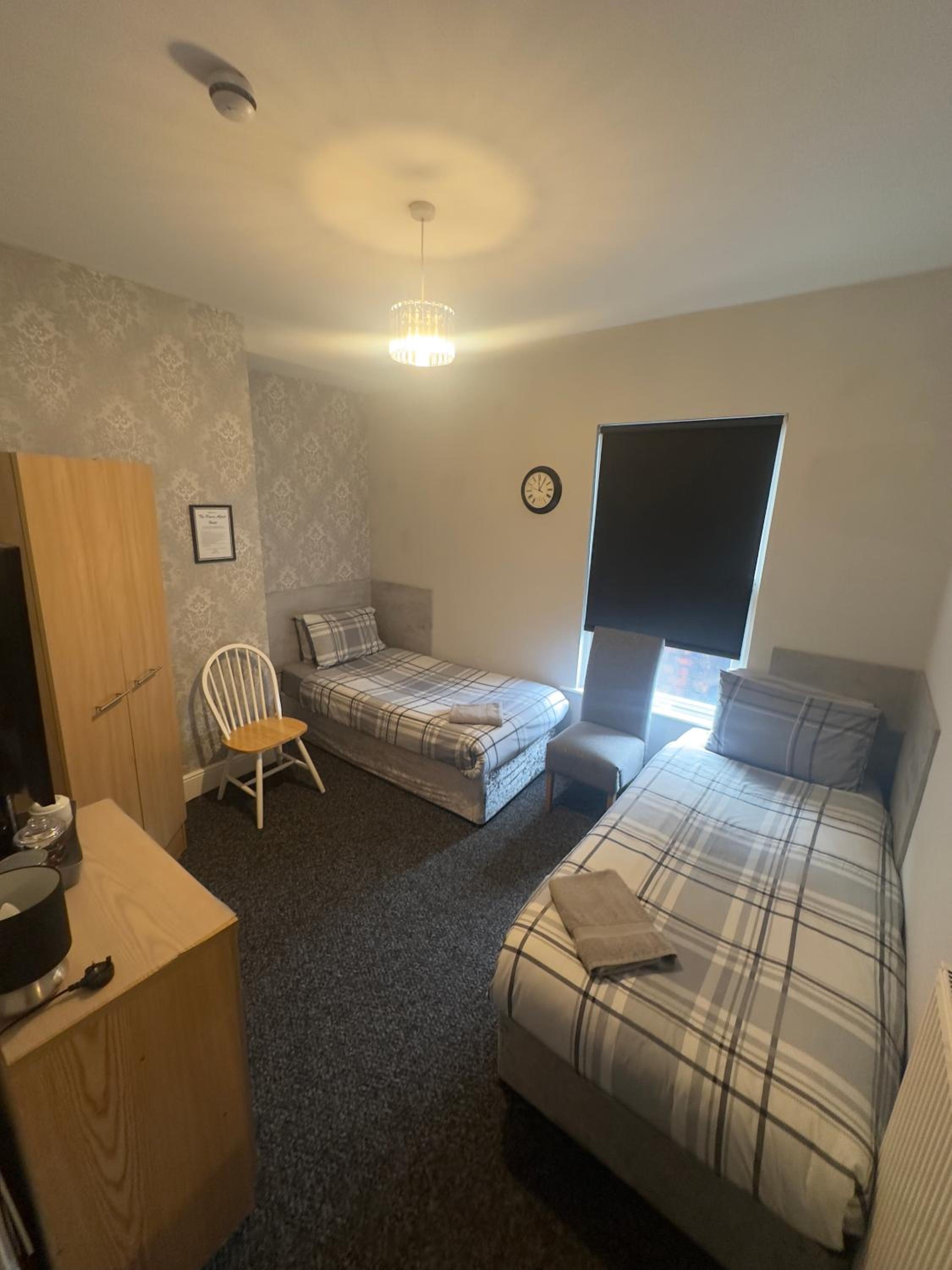 Standard Twin Room with Shared Bathroom photo 2