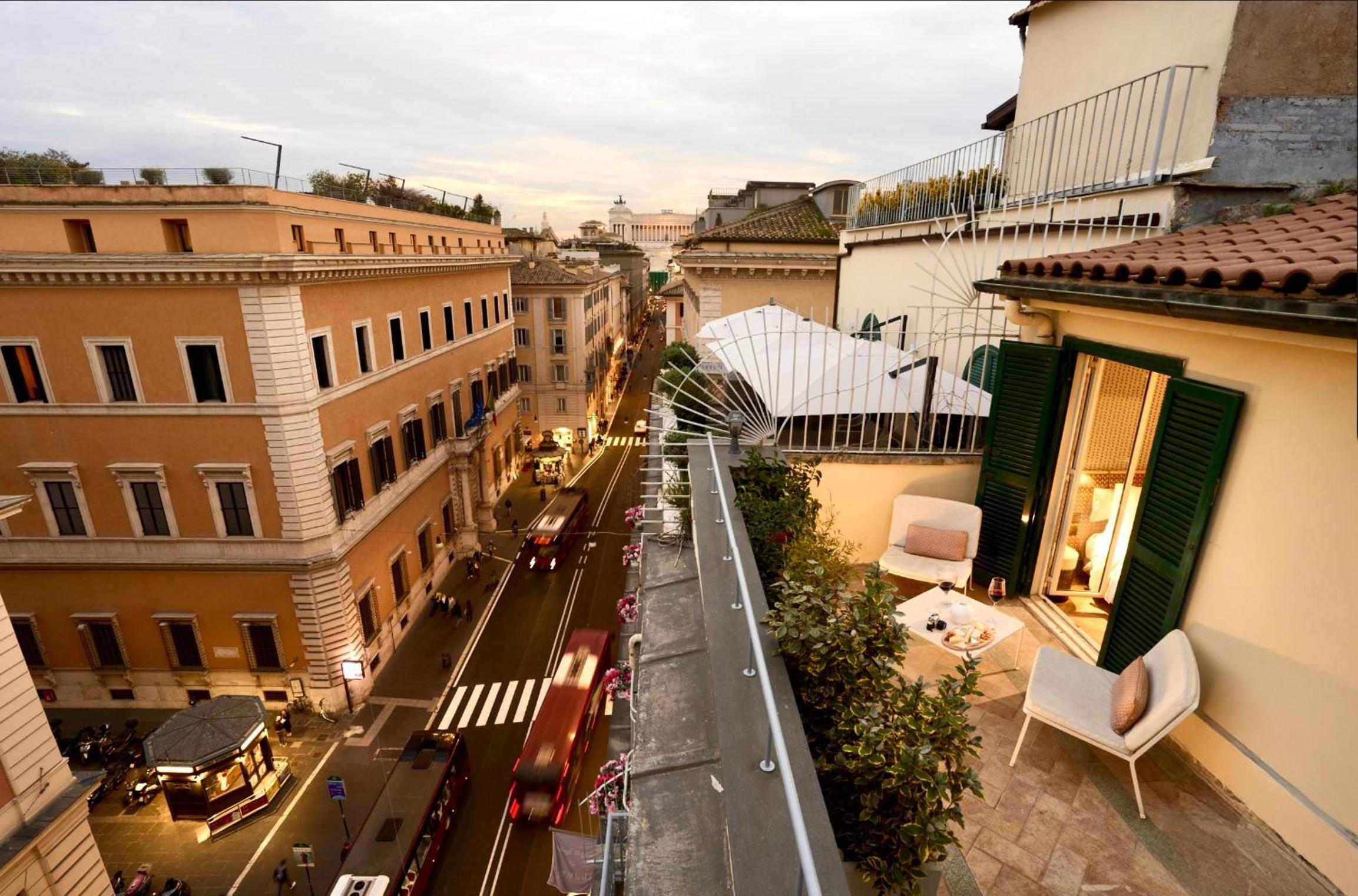 Deluxe Double Room with Balcony photo 3
