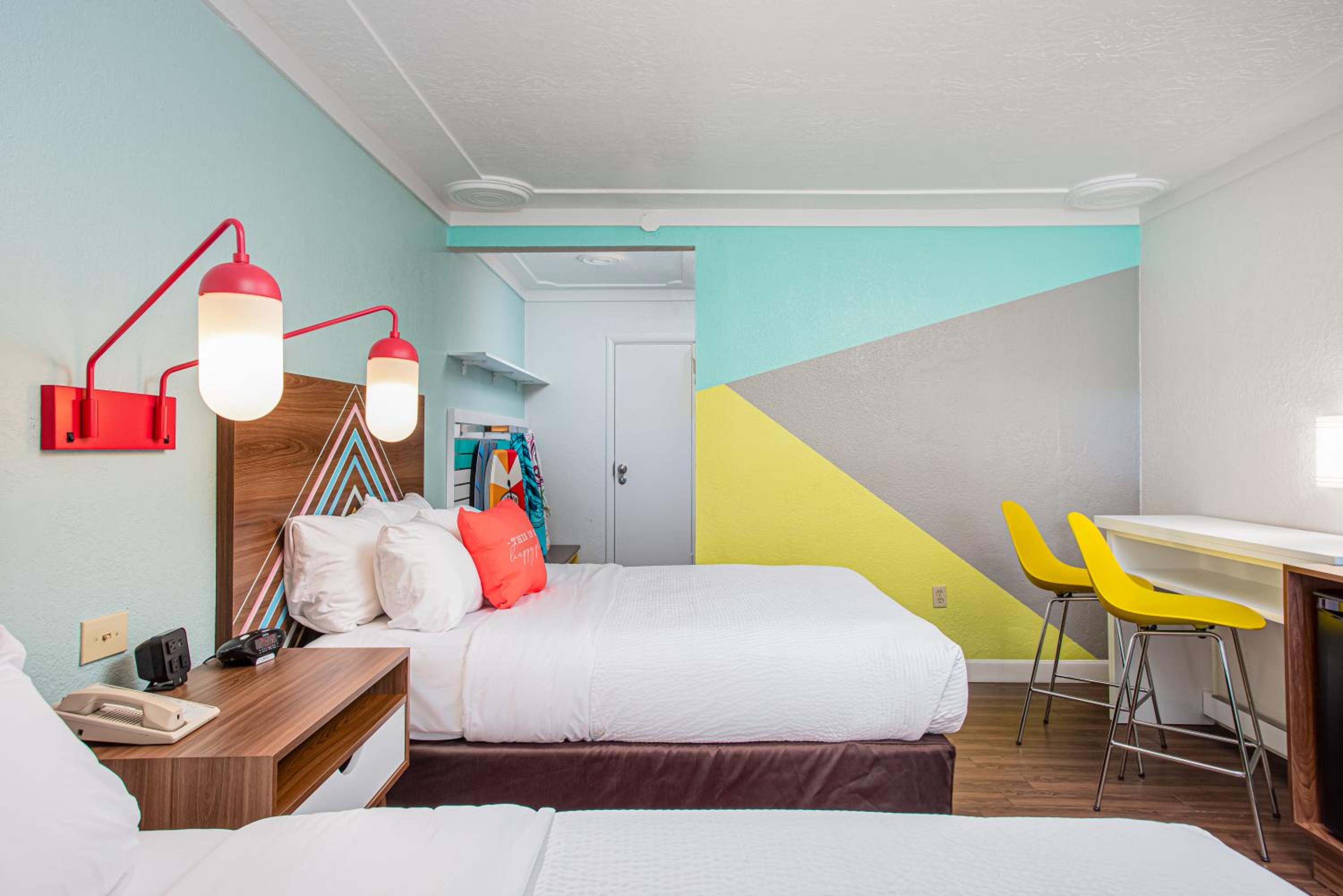 Queen Suite with Two Queen Beds - Non-Smoking - Photo 8