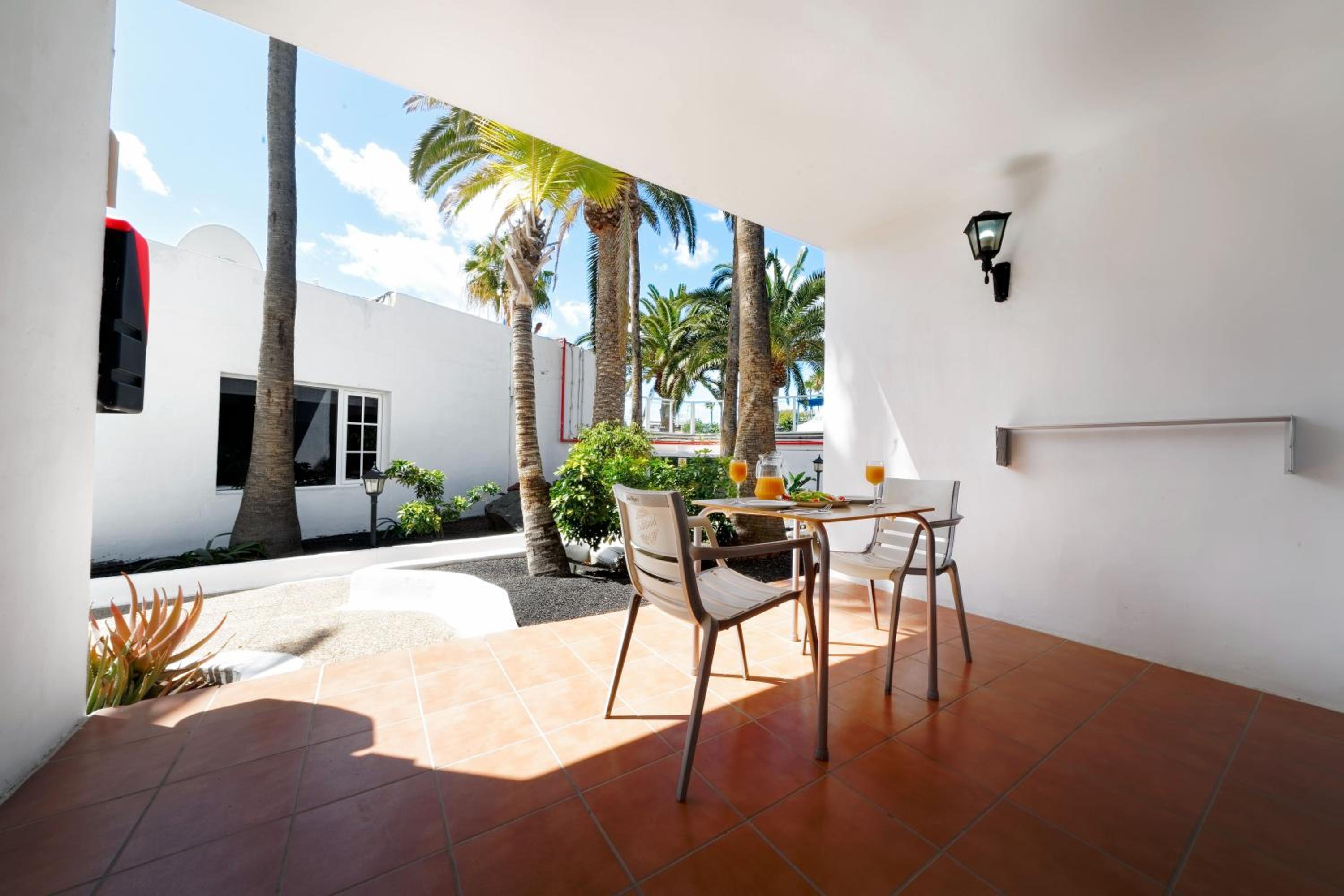One-Bedroom Apartment with Pool View photo 3