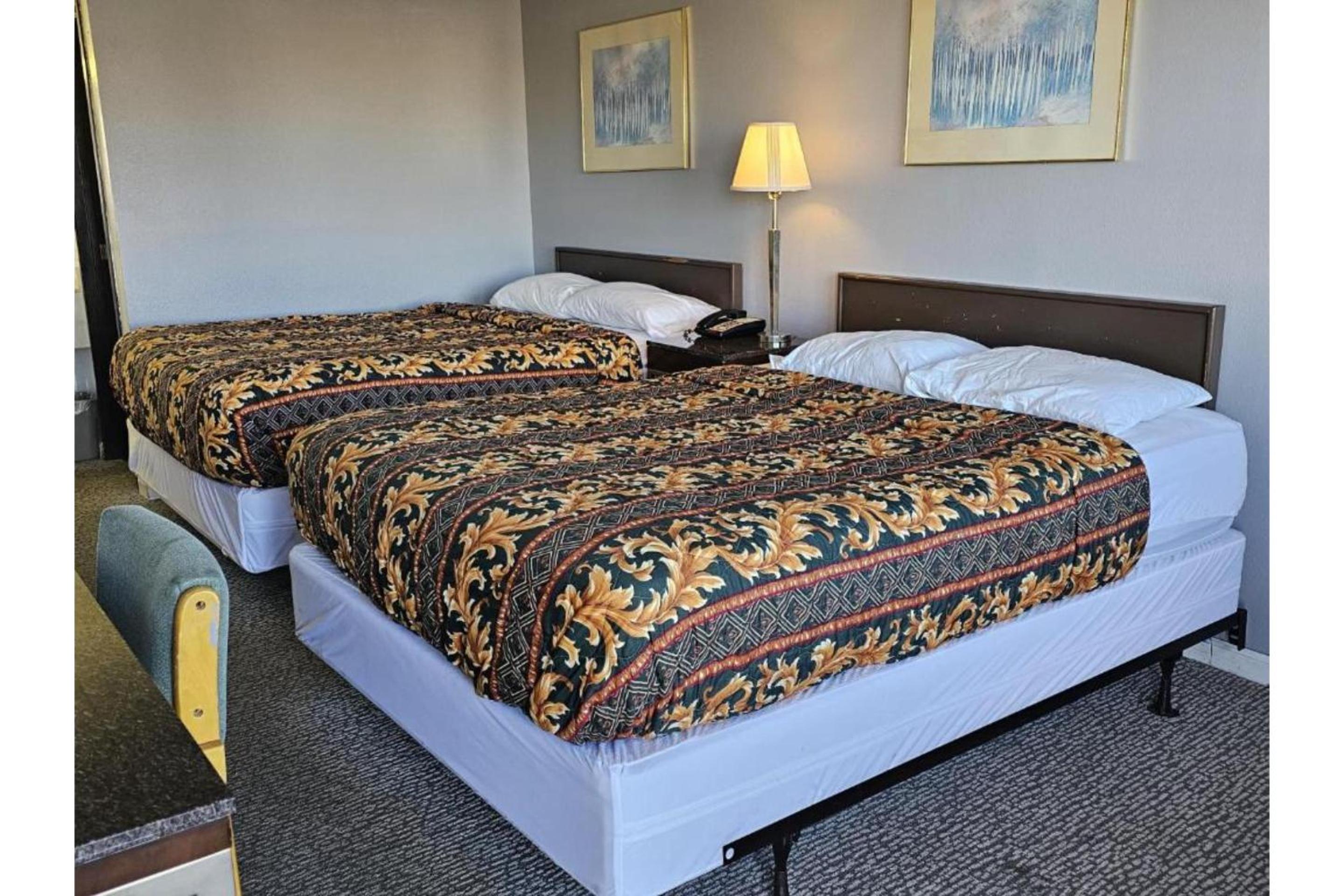 2 Queen Beds Non-Smoking - Photo 3