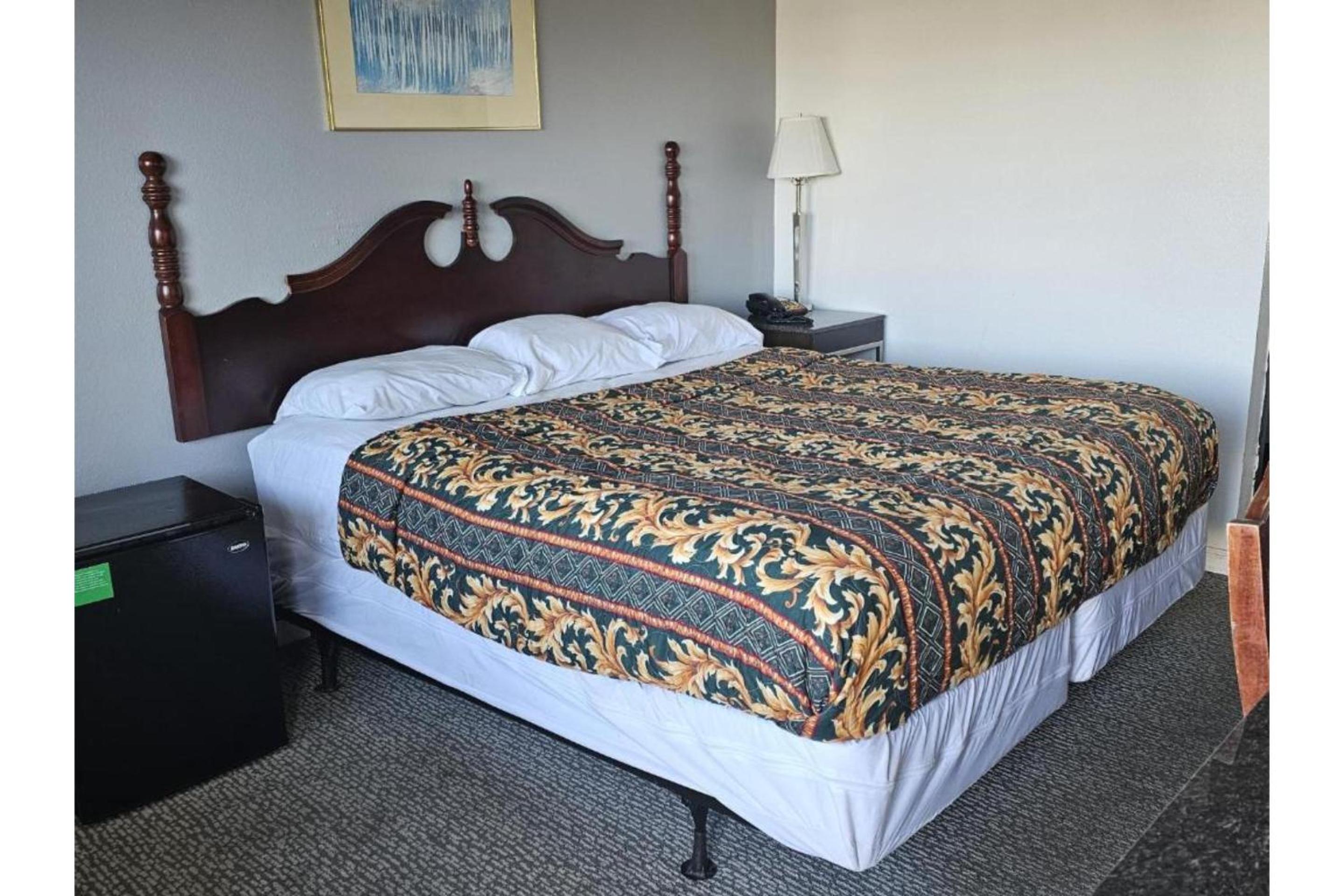 Queen Bed Non-Smoking - Photo 1