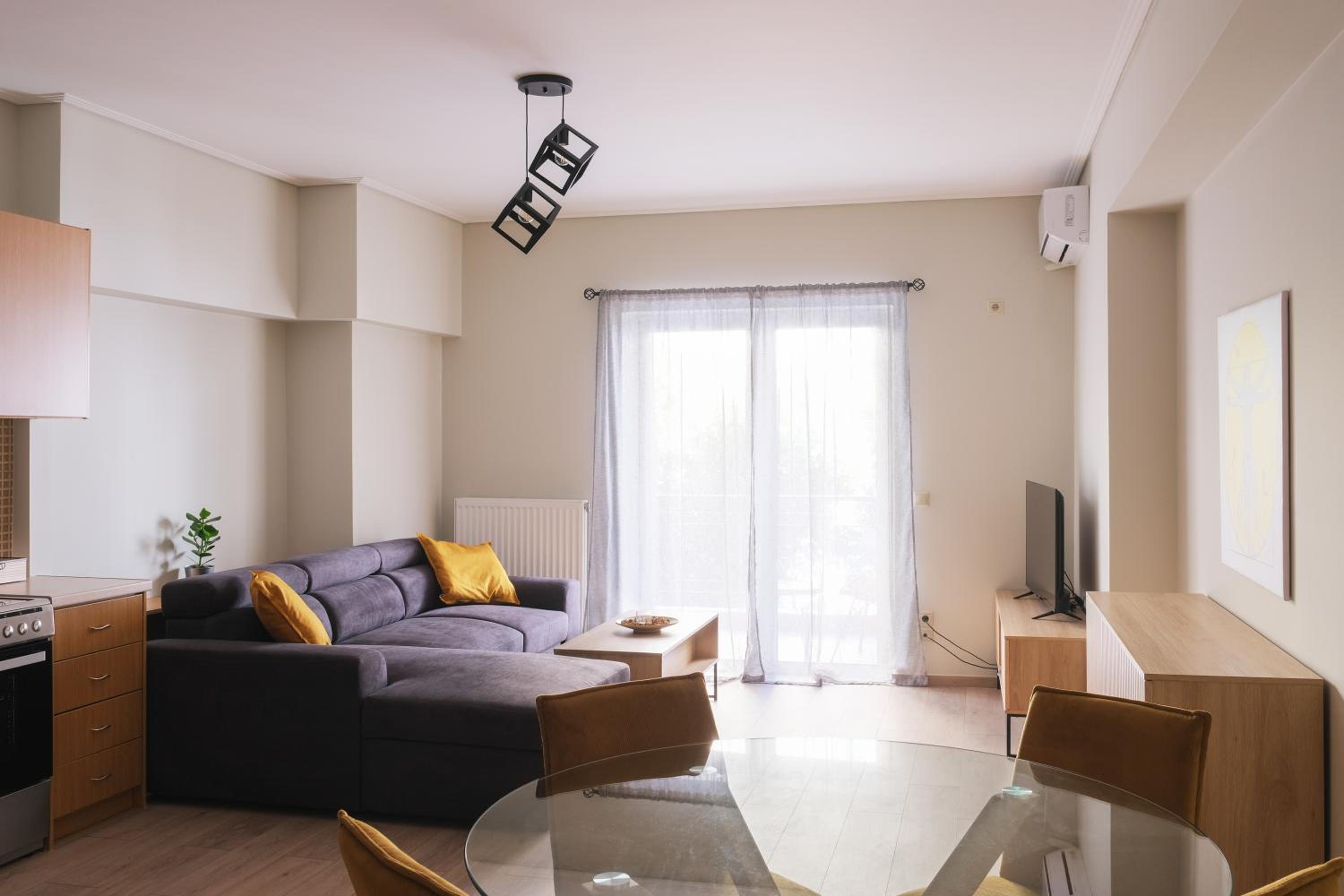 Deluxe One-Bedroom Apartment with City View photo 1