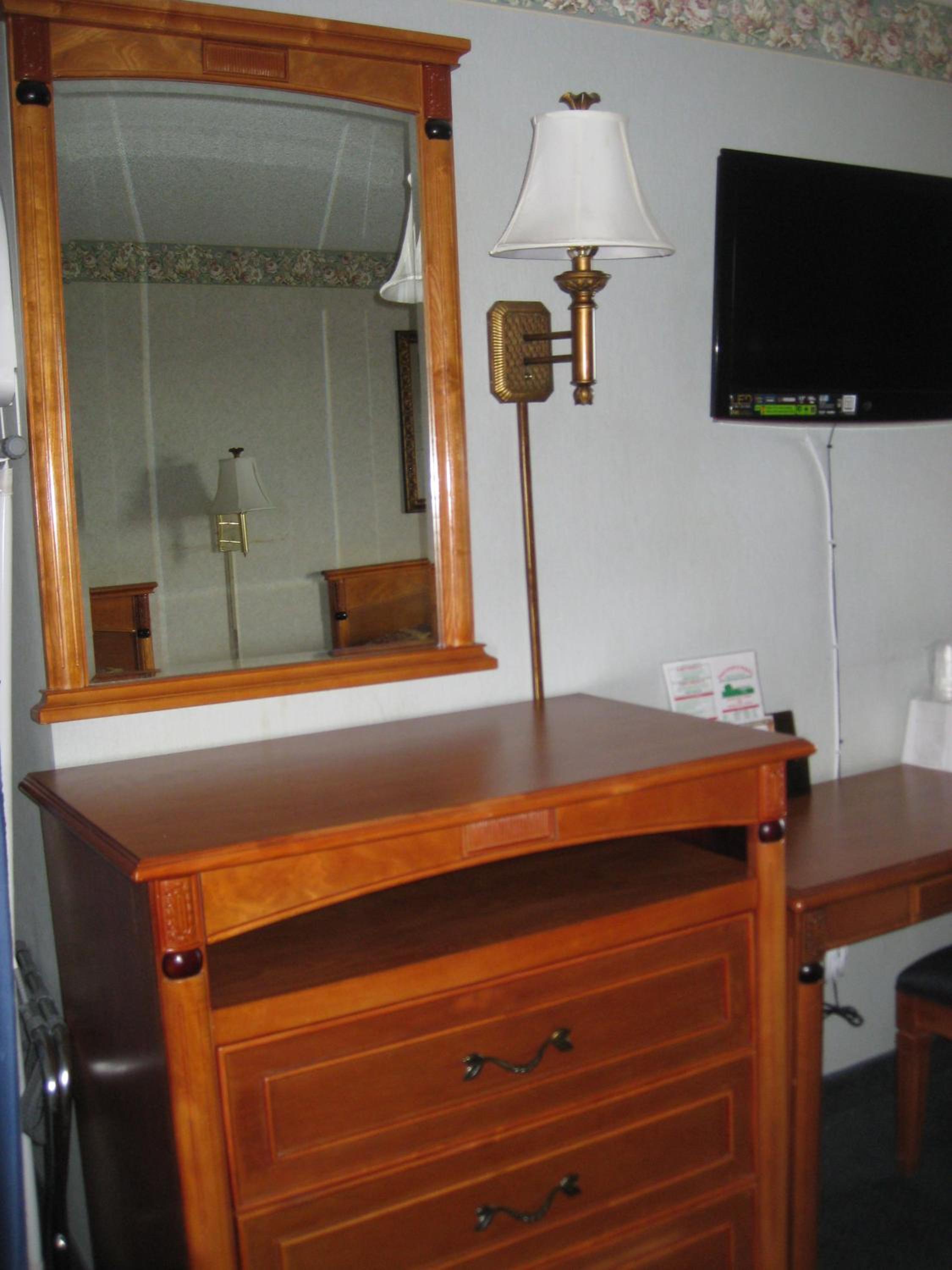 Queen Room With Two Queen Beds - Non-Smoking - Photo 9