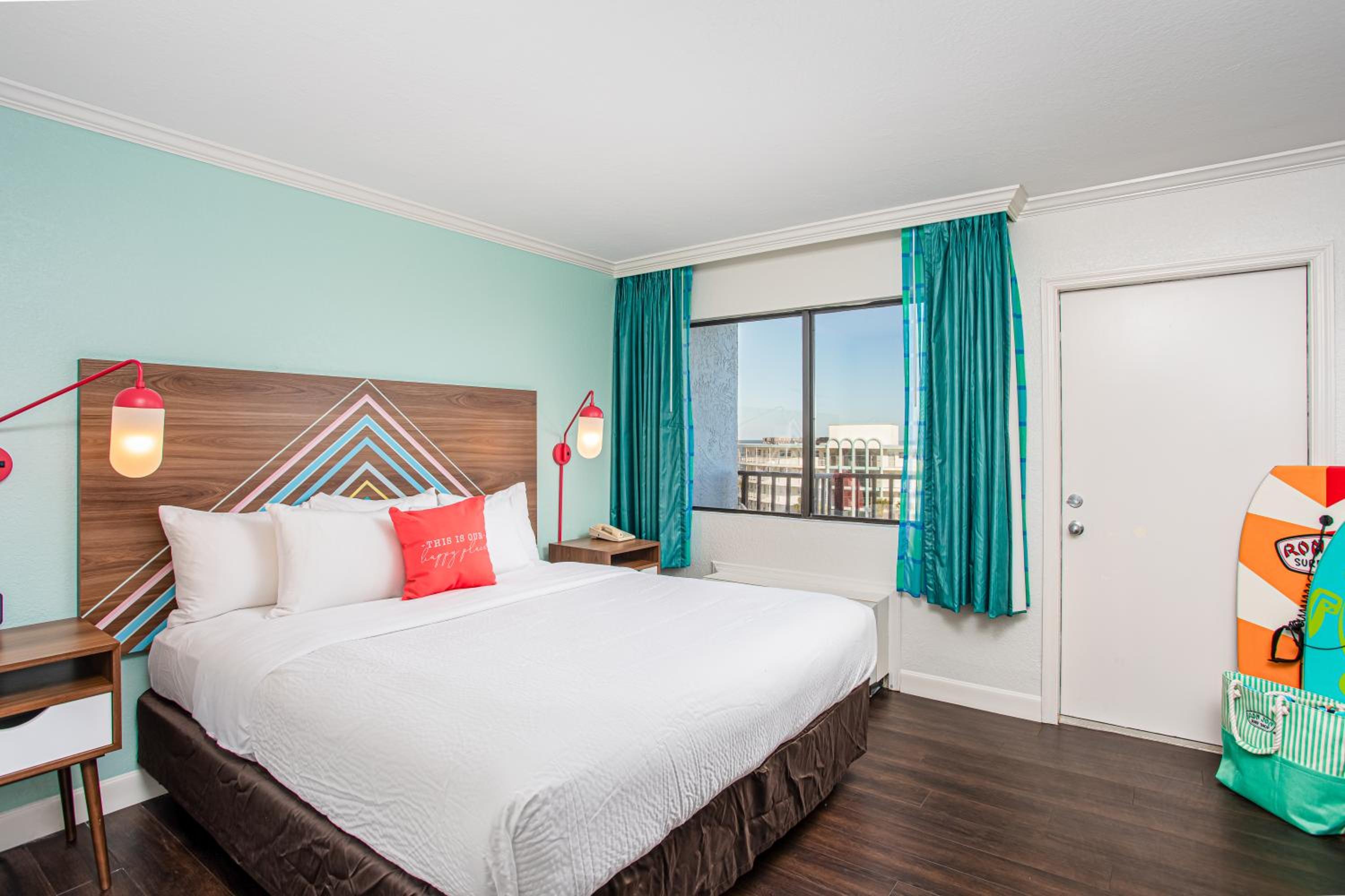 King Suite with Balcony - Photo 2
