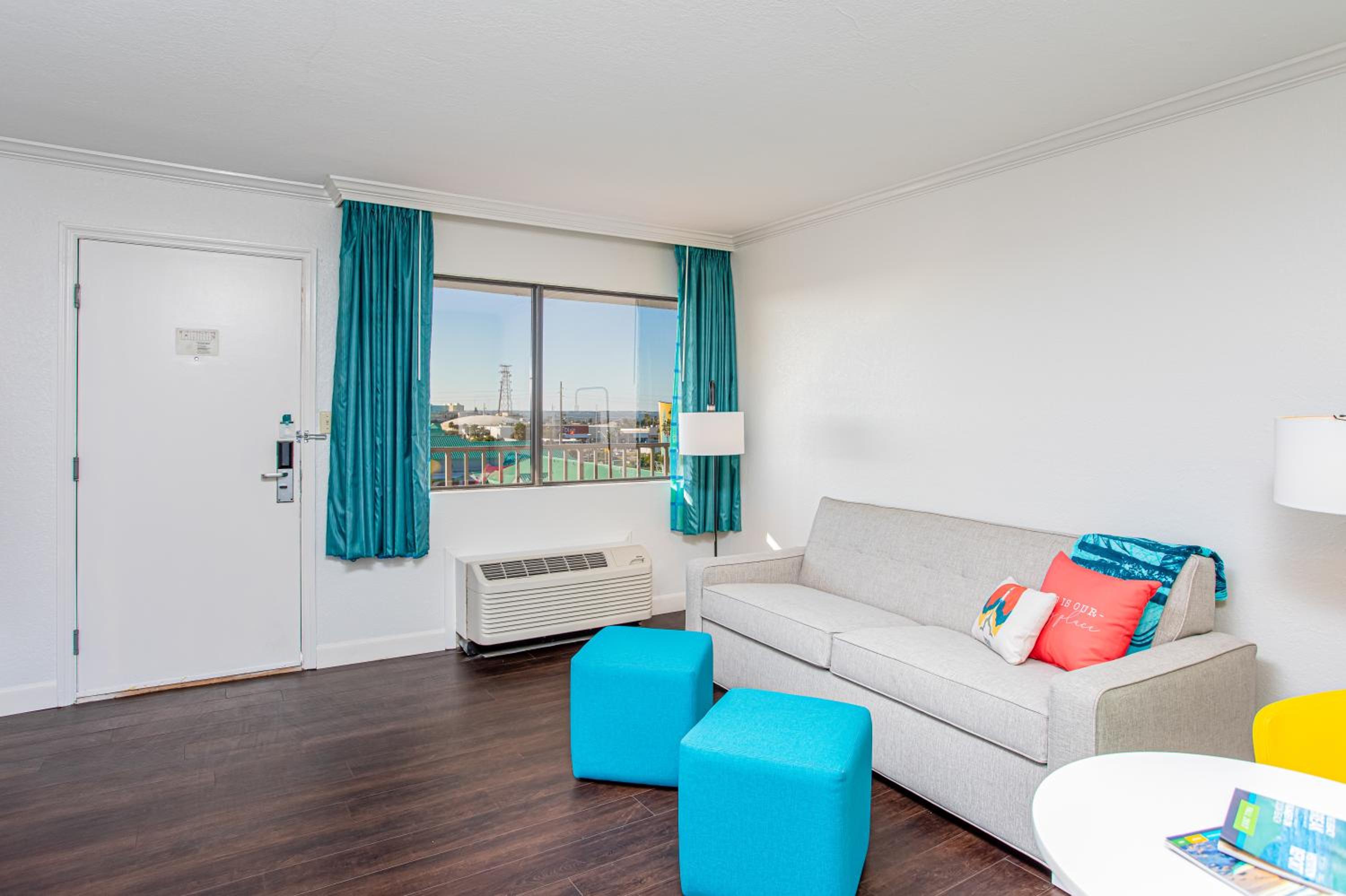 King Suite with Balcony - Photo 3