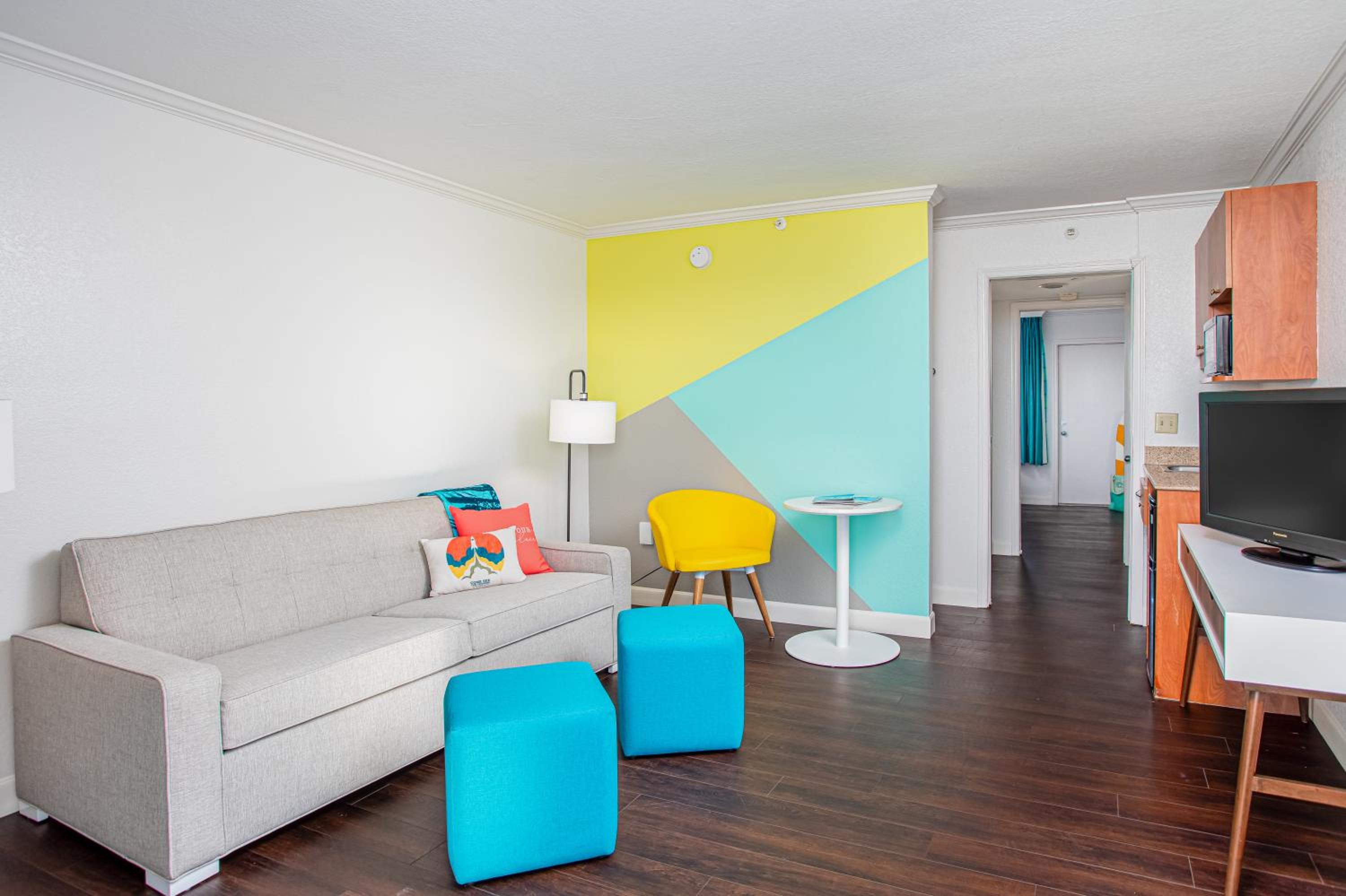 King Suite with Balcony - Photo 4