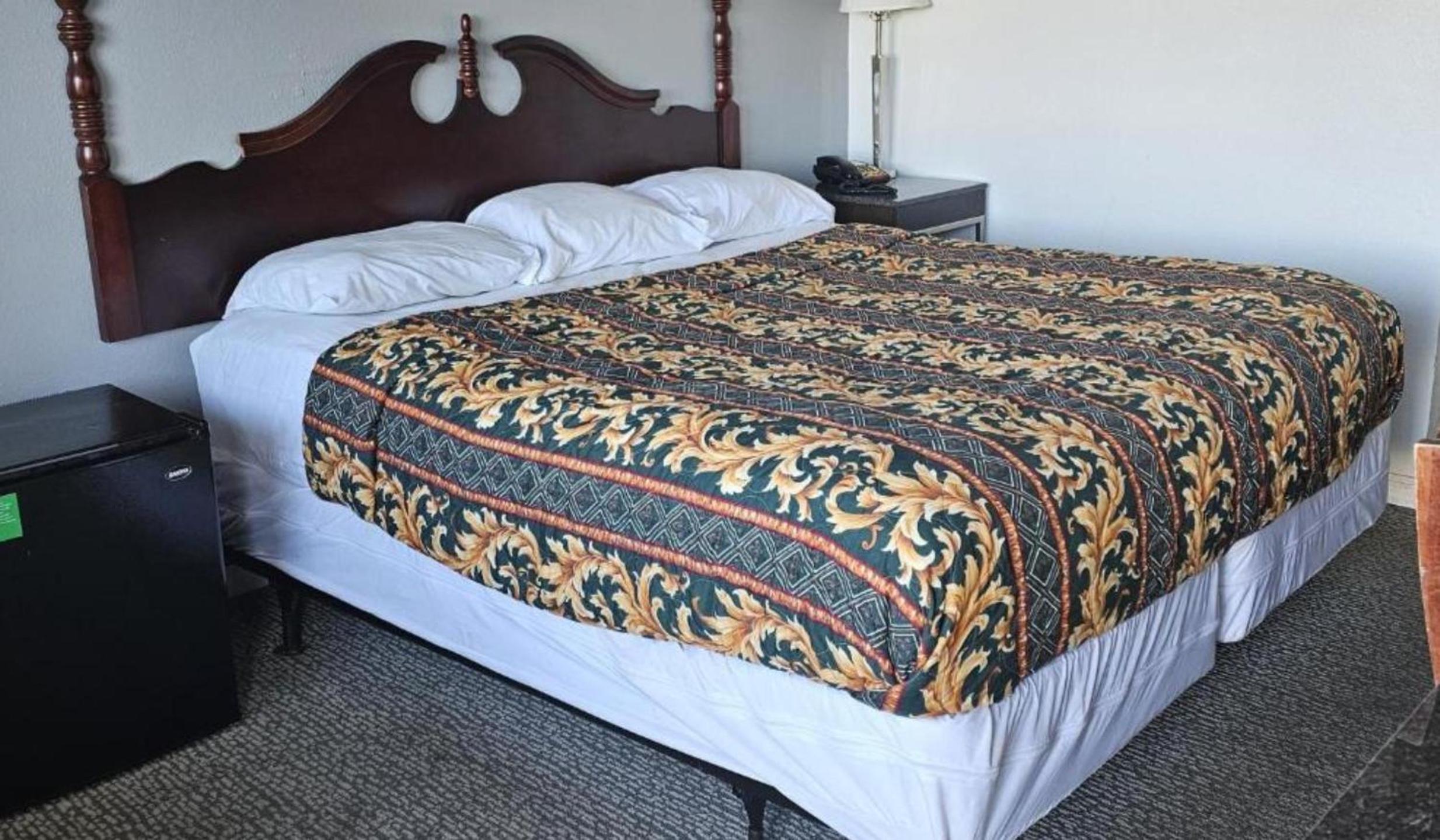 Queen Bed Non-Smoking - Photo 4