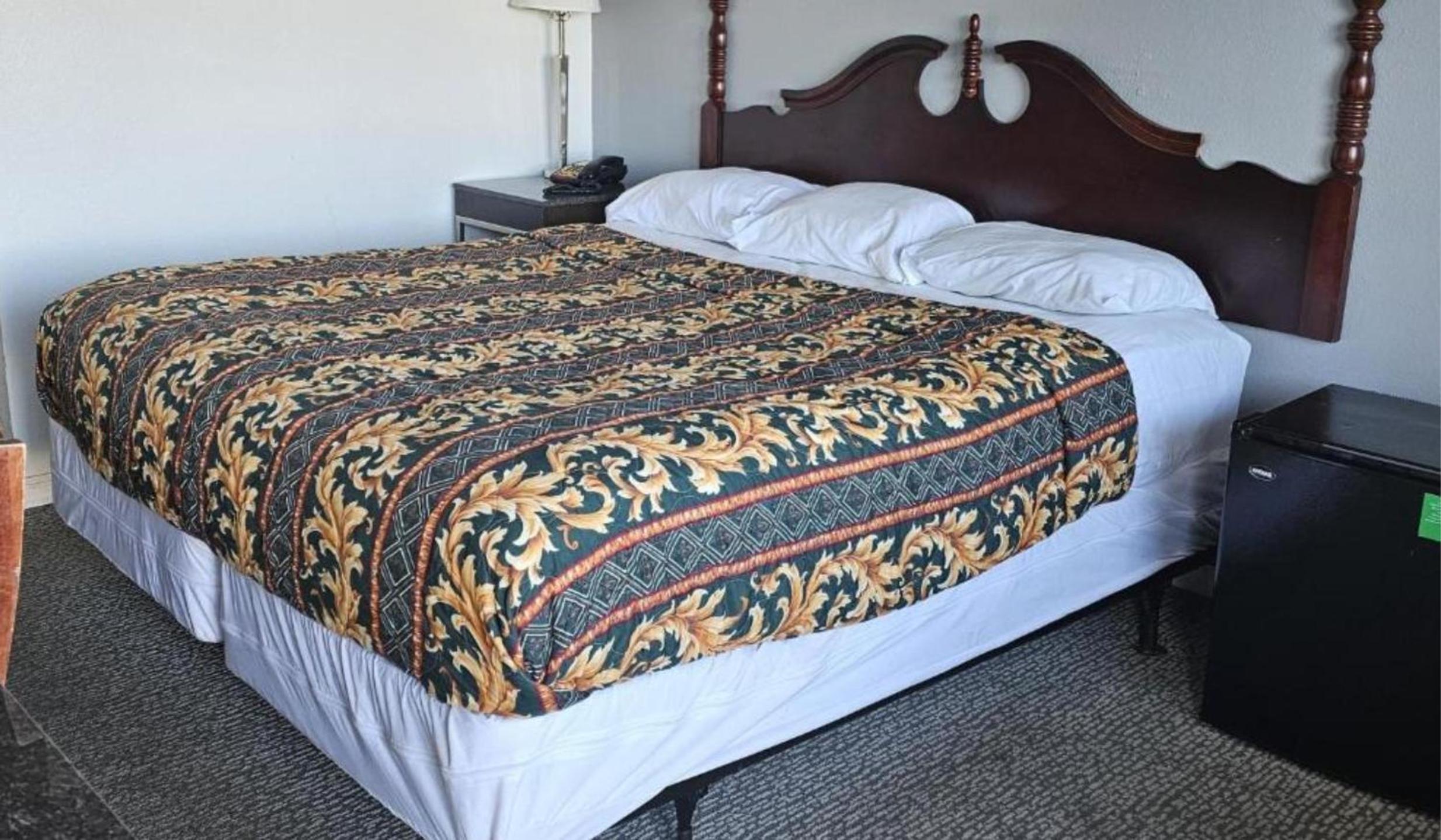 Queen Bed Non-Smoking - Photo 3