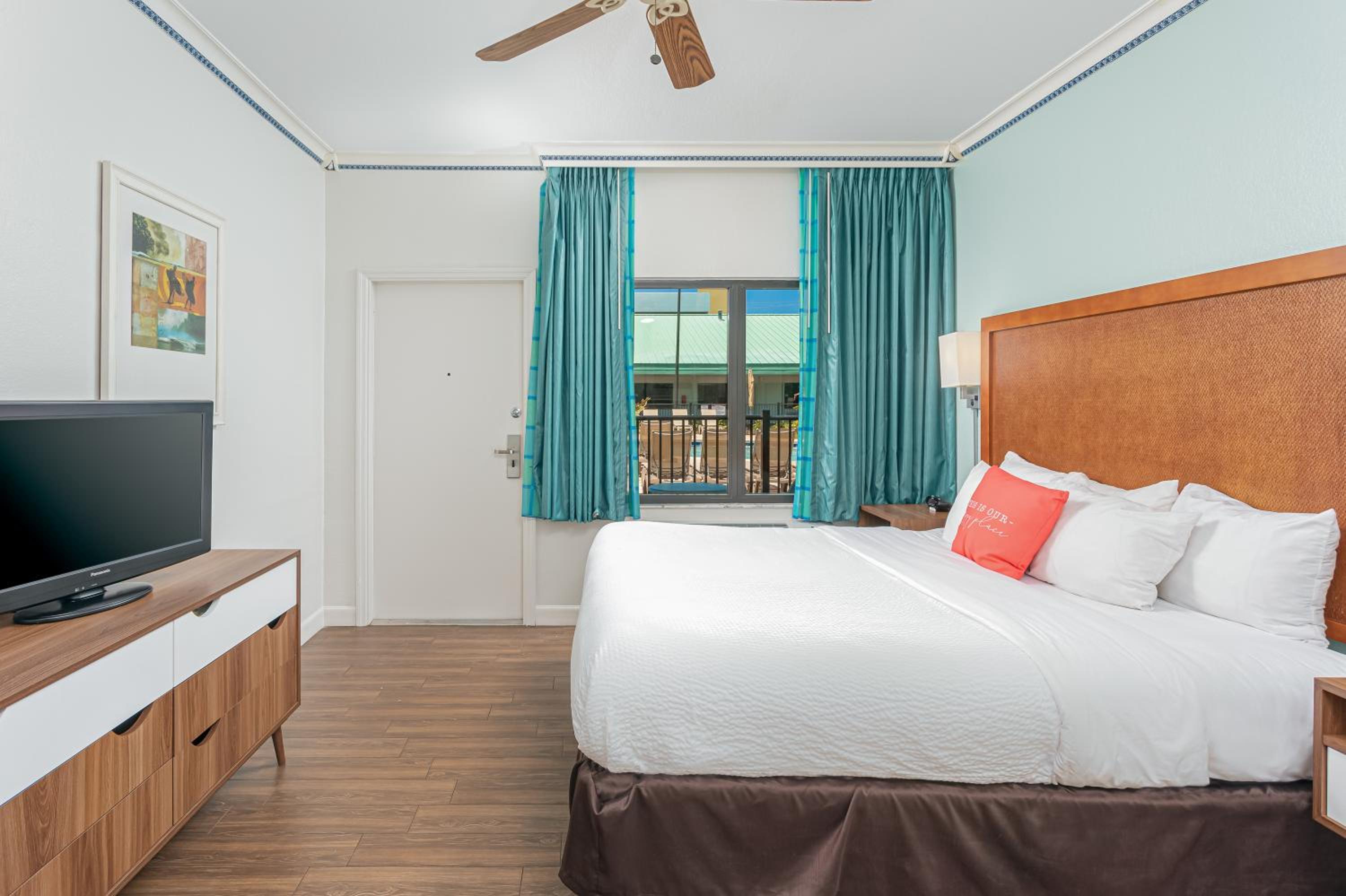 King Suite with Pool View