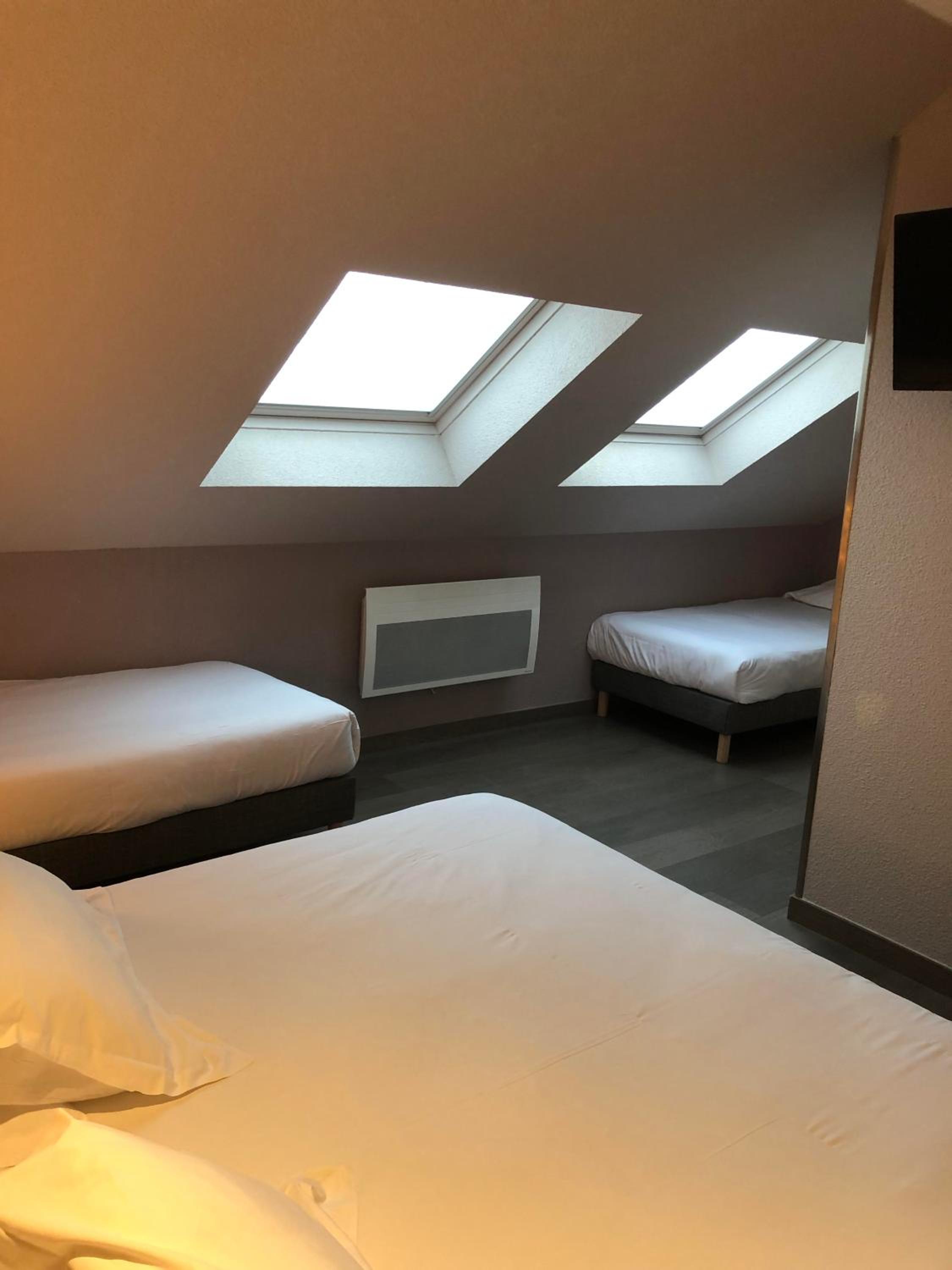 Family Room with One Queen Bed and Two Single Beds - Non-Smoking  - Photo 2