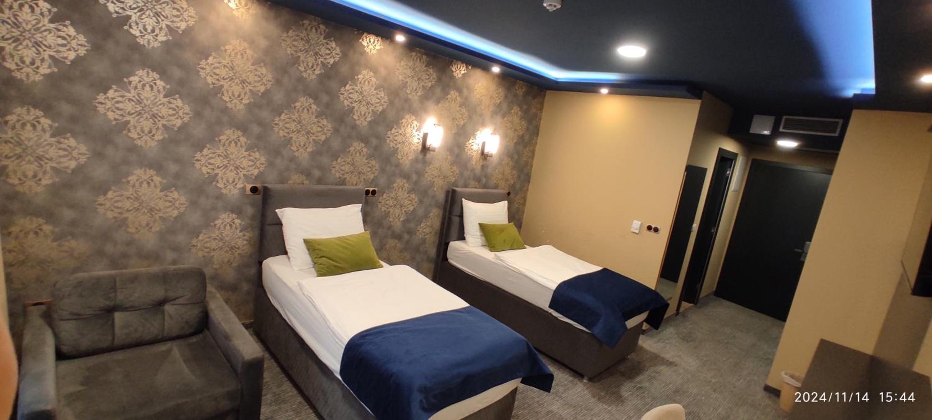 Twin Room with Extra Bed - Photo 1