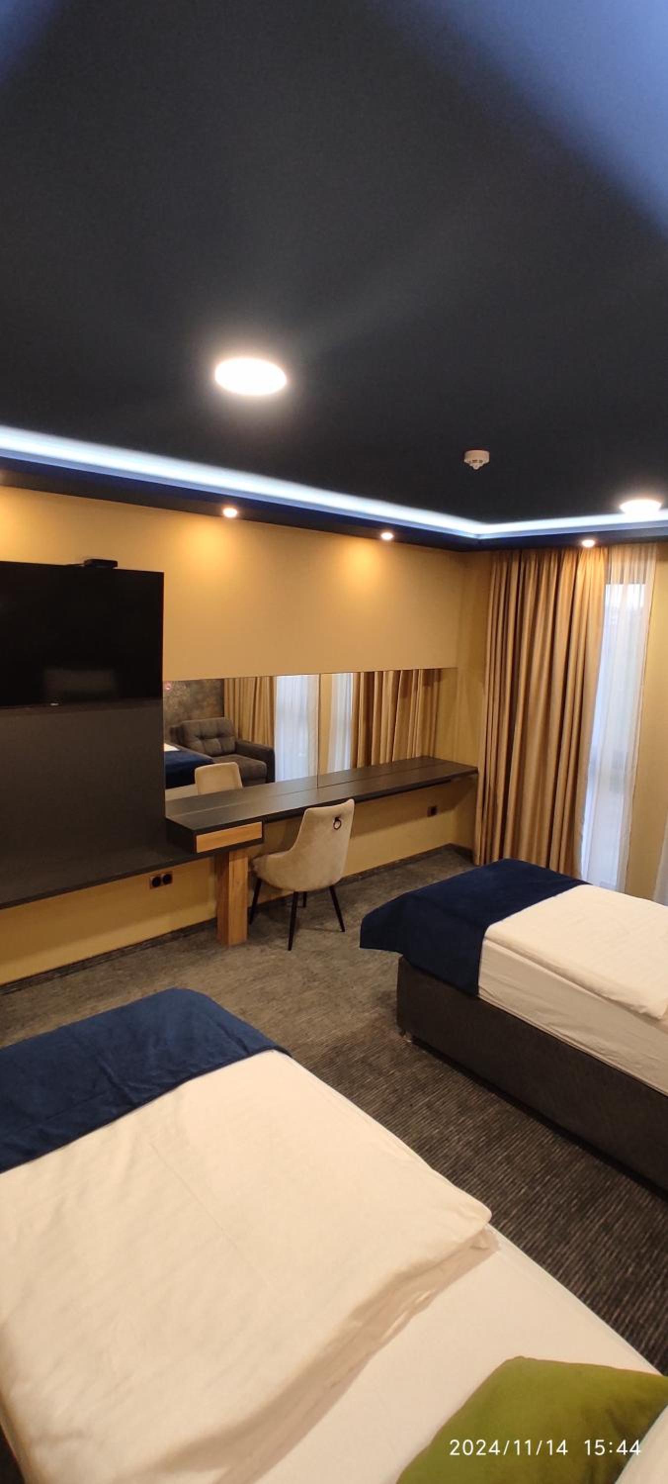 Twin Room with Extra Bed - Photo 2