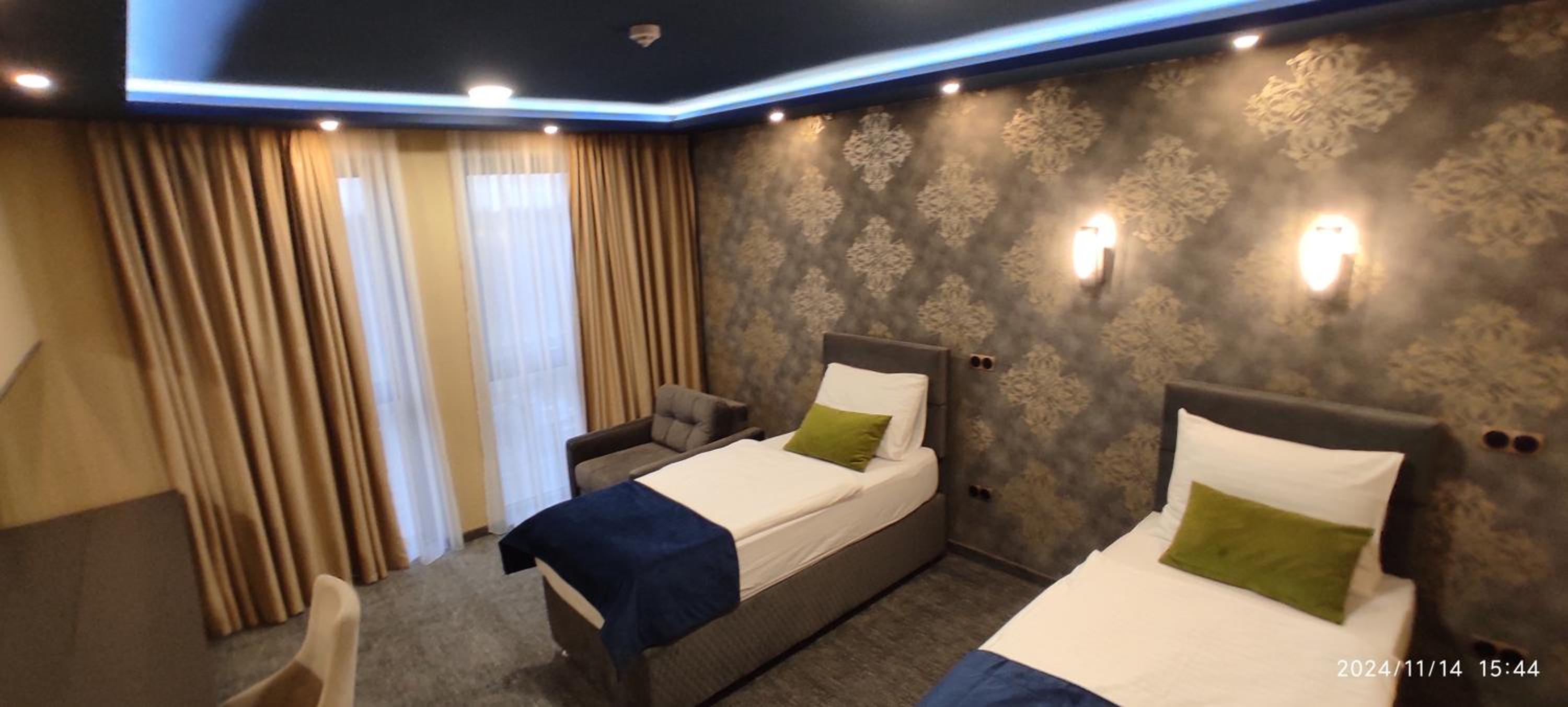 Twin Room with Extra Bed - Photo 3